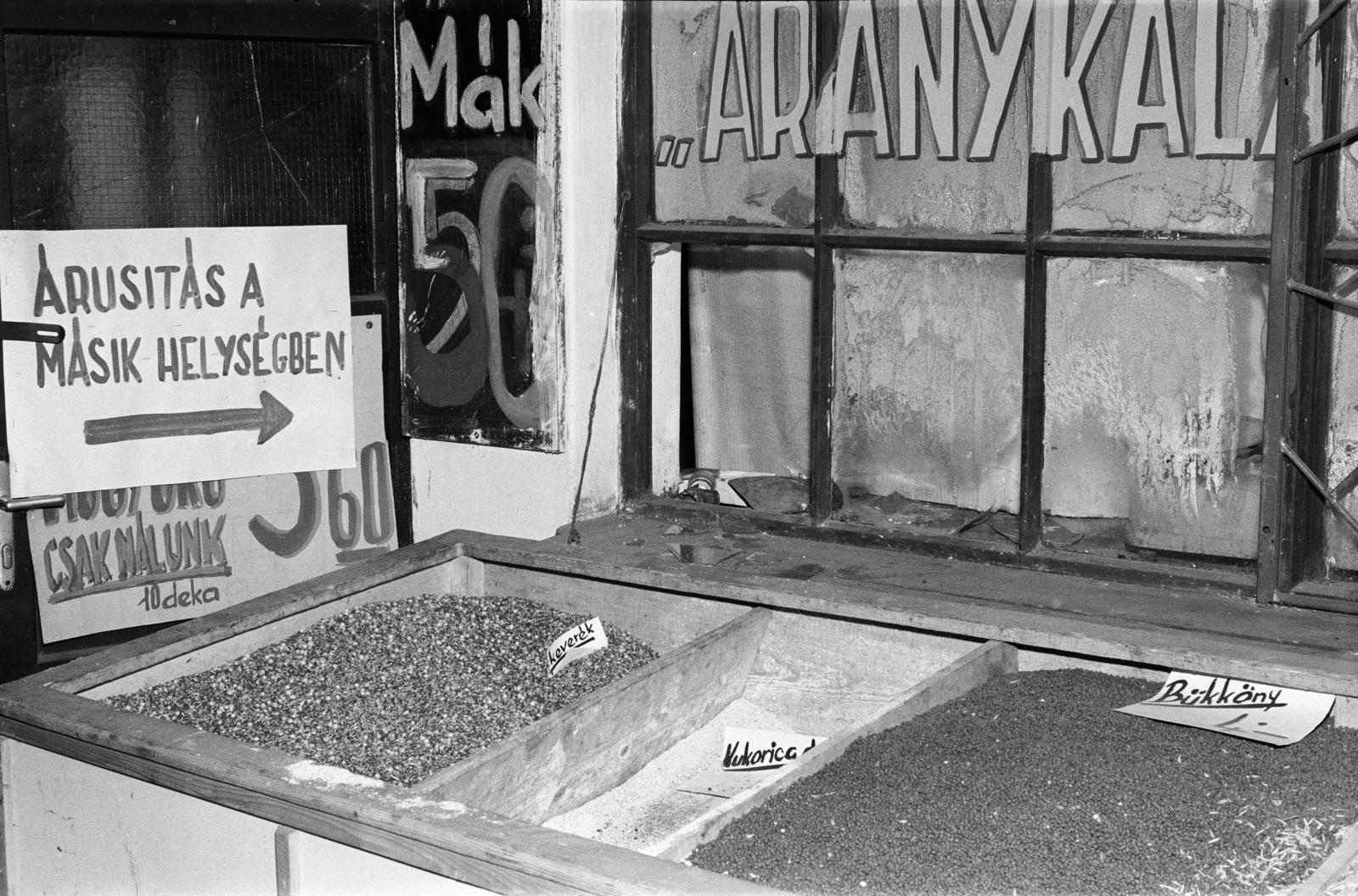 A kép forrását kérjük így adja meg: Fortepan / Budapest Főváros Levéltára. Levéltári jelzet: HU.BFL.XV.19.c.10, 1971, Budapest Főváros Levéltára / BRFK helyszínelési fényképei, BRFK Hivatala Bűnügyi Technikai Osztály, label, corn, Fortepan #282485