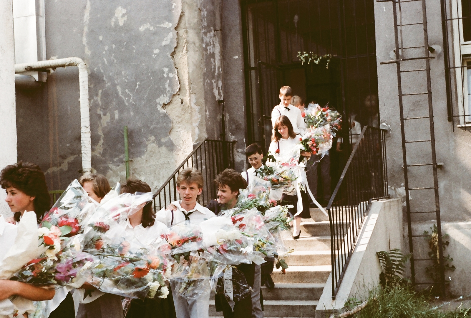 1988, Umann Kornél, iskola, színes, ünnepség, lépcső, ballagás, fiúk, virágcsokor, lány, tűzlétra, Fortepan #28250