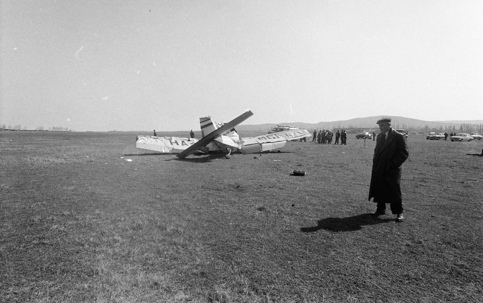 Hungary, Budaörs Airport, Budapest XI., a kísérleti berepülés közben 1972. március 31-én lezuhant Z-37A Čmelák típusú egymotoros mezőgazdasági repülőgép roncsai. A kép forrását kérjük így adja meg: Fortepan / Budapest Főváros Levéltára. Levéltári jelzet: HU.BFL.XV.19.c.10, 1972, Budapest Főváros Levéltára / BRFK helyszínelési fényképei, BRFK Hivatala Bűnügyi Technikai Osztály, accident, wreck, airplane, Budapest, Fortepan #282500