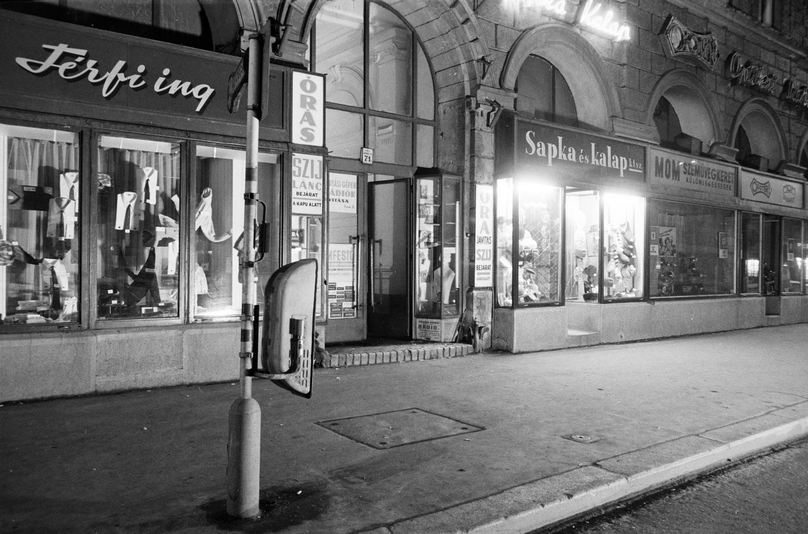Magyarország, Budapest VIII., a Rákóczi út 71. számú ház üzletportáljai. A kép forrását kérjük így adja meg: Fortepan / Budapest Főváros Levéltára. Levéltári jelzet: HU.BFL.XV.19.c.10, 1971, Budapest Főváros Levéltára / BRFK helyszínelési fényképei, BRFK Hivatala Bűnügyi Technikai Osztály, Budapest, Fortepan #282502