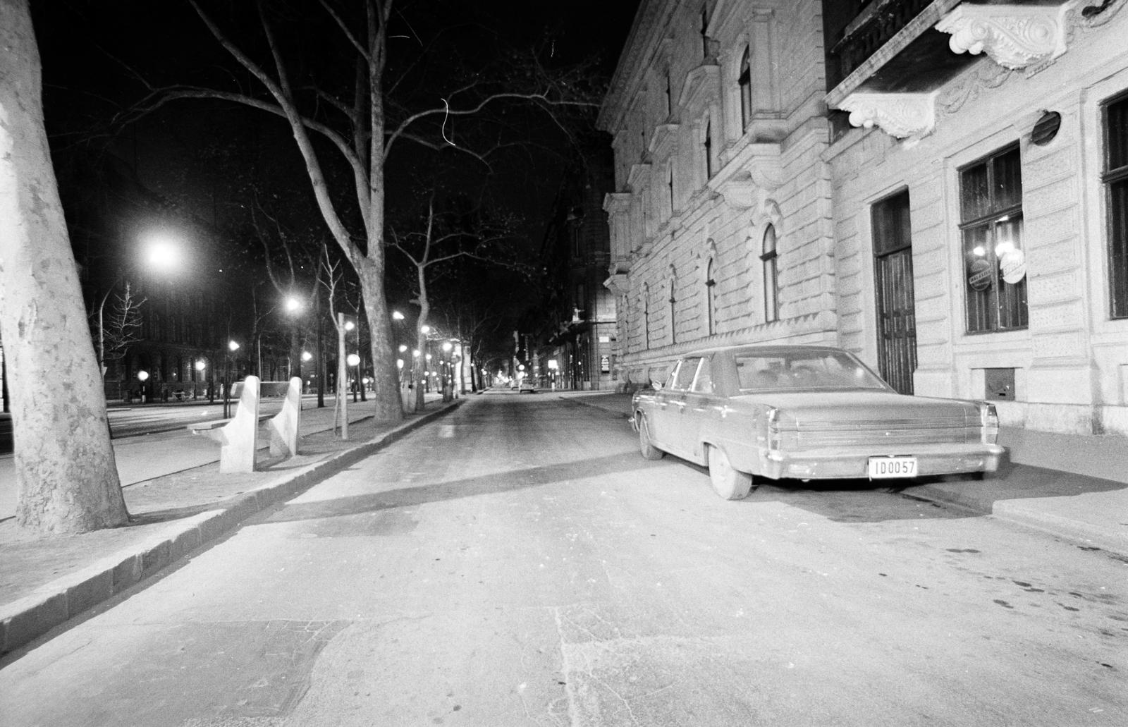 Hungary, Budapest VI., Andrássy út (Népköztársaság útja), a felvétel a 80-as számú ház, az Erdélyi sörkert előtt készült. A kép forrását kérjük így adja meg: Fortepan / Budapest Főváros Levéltára. Levéltári jelzet: HU.BFL.XV.19.c.10, 1971, Budapest Főváros Levéltára / BRFK helyszínelési fényképei, BRFK Hivatala Bűnügyi Technikai Osztály, Best of, night, automobile, Rambler-brand, number plate, Budapest, Fortepan #282511