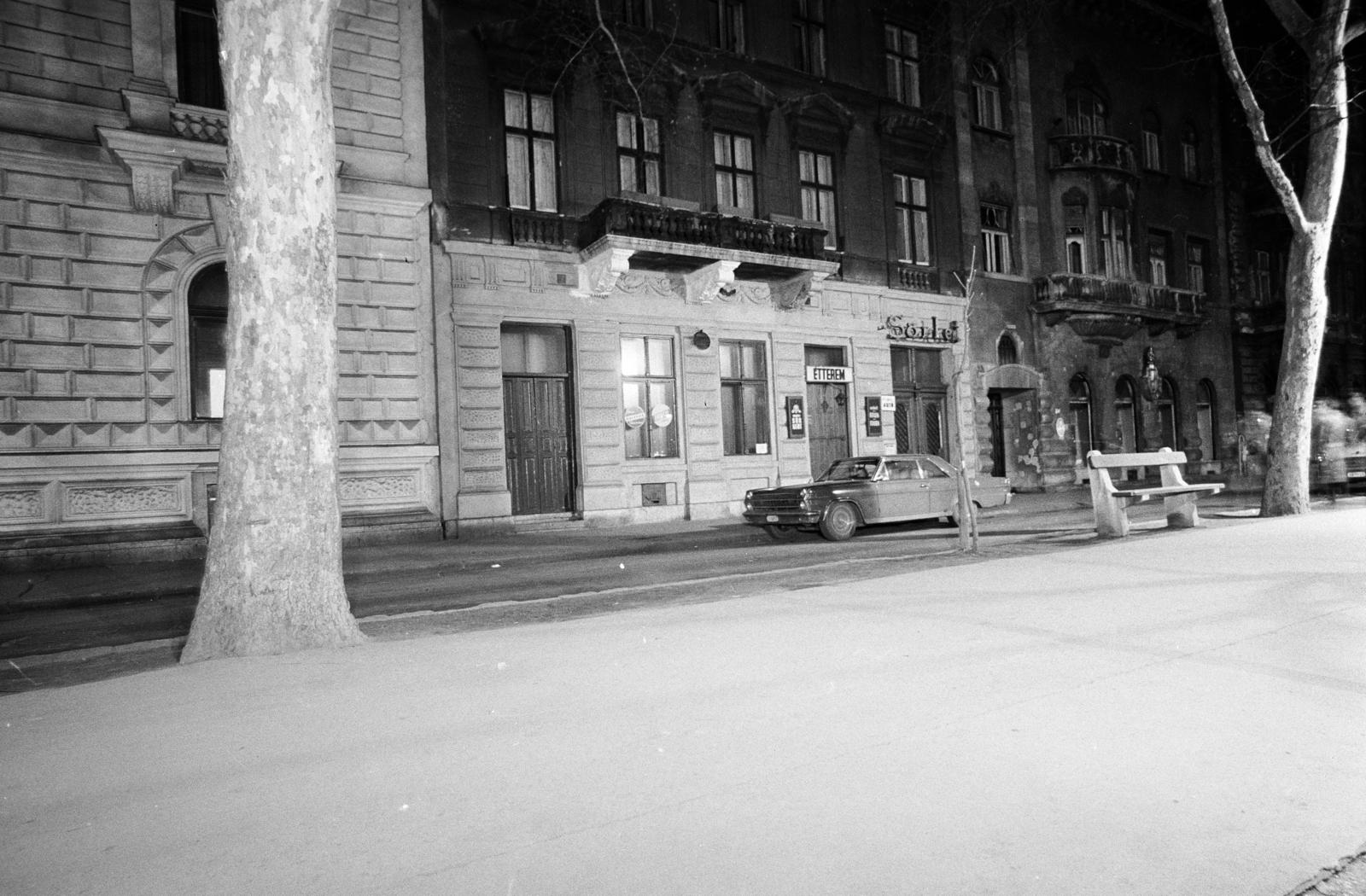 Hungary, Budapest VI., Andrássy út (Népköztársaság útja), középenl a 80-as számú ház, benne az Erdélyi sörkert. A kép forrását kérjük így adja meg: Fortepan / Budapest Főváros Levéltára. Levéltári jelzet: HU.BFL.XV.19.c.10, 1971, Budapest Főváros Levéltára / BRFK helyszínelési fényképei, BRFK Hivatala Bűnügyi Technikai Osztály, Rambler-brand, Budapest, Fortepan #282512