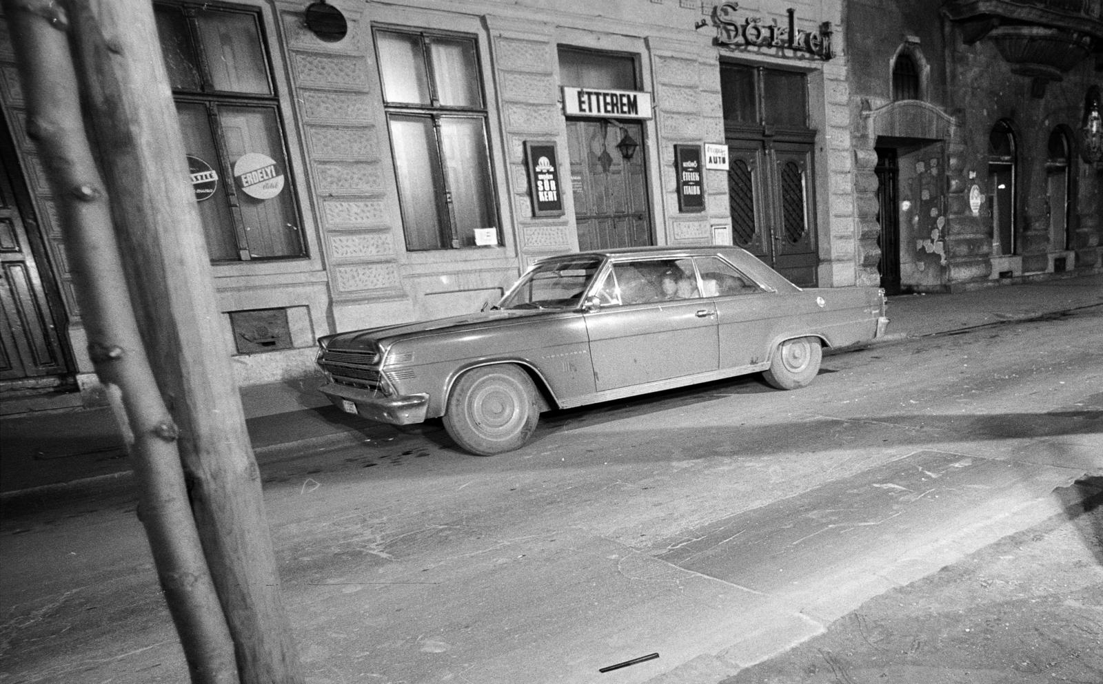 Hungary, Budapest VI., Andrássy út (Népköztársaság útja), a felvétel a 80-as számú ház, az Erdélyi sörkert előtt készült. A kép forrását kérjük így adja meg: Fortepan / Budapest Főváros Levéltára. Levéltári jelzet: HU.BFL.XV.19.c.10, 1971, Budapest Főváros Levéltára / BRFK helyszínelési fényképei, BRFK Hivatala Bűnügyi Technikai Osztály, Rambler-brand, automobile, american brand, Budapest, Fortepan #282513