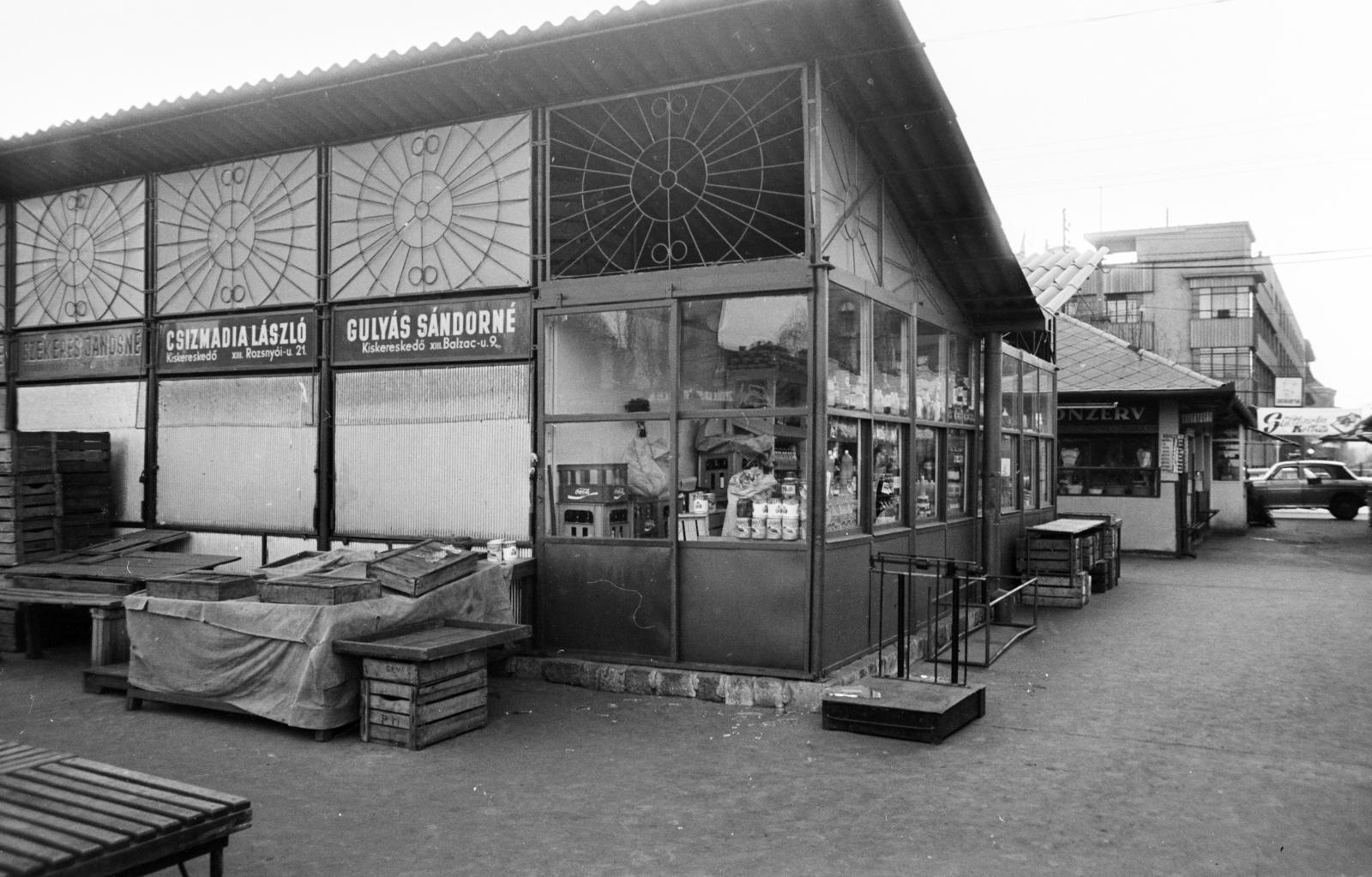 Magyarország, Budapest XIII., Lehel (Élmunkás) téri piac. Háttérben a Váci út - Ipoly utca sarkán álló épület látható. A kép forrását kérjük így adja meg: Fortepan / Budapest Főváros Levéltára. Levéltári jelzet: HU.BFL.XV.19.c.10, 1971, Budapest Főváros Levéltára / BRFK helyszínelési fényképei, BRFK Hivatala Bűnügyi Technikai Osztály, Budapest, mérleg, Fortepan #282521