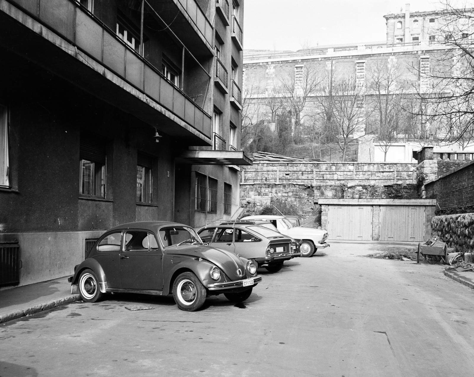 Magyarország, Budapest I., Attila köz a Váralja utca és a budai Vár felé nézve. A kép forrását kérjük így adja meg: Fortepan / Budapest Főváros Levéltára. Levéltári jelzet: HU.BFL.XV.19.c.10, 1971, Budapest Főváros Levéltára / BRFK helyszínelési fényképei, BRFK Hivatala Bűnügyi Technikai Osztály, Citroen GS, rendszám, Volkswagen Bogár, Budapest, Fortepan #282527