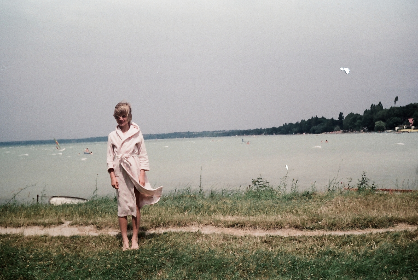 Hungary,Lake Balaton, Siófok, Szabadifürdő (ekkor Balatonszabadi-fürdőtelep), a feltöltés keleti pereme, kilátás a szabadi-sóstói part irányába., 1988, Umann Kornél, colorful, holiday, Fortepan #28253