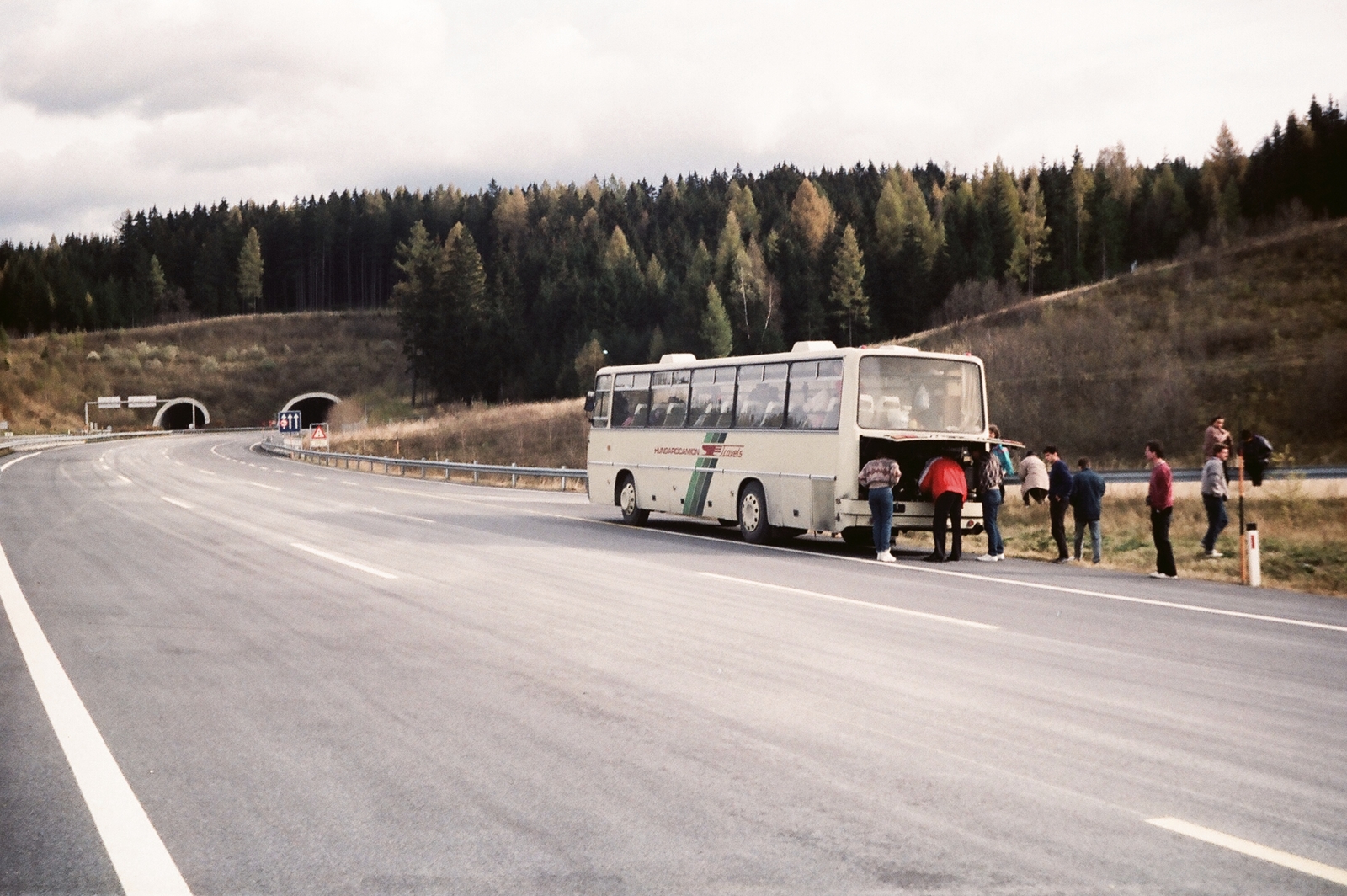 1988, Umann Kornél, woods, colorful, bus, Hungarian brand, youth, Ikarus-brand, travelling, tunnel, hillside, car repair, Hungarocamion-organisation, Fortepan #28255