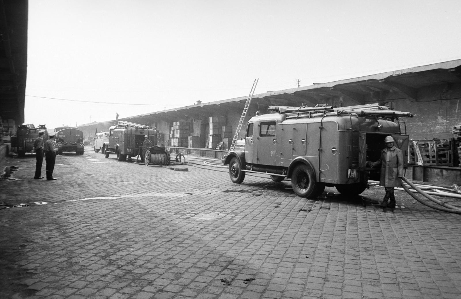 A kép forrását kérjük így adja meg: Fortepan / Budapest Főváros Levéltára. Levéltári jelzet: HU.BFL.XV.19.c.10, 1972, Budapest Főváros Levéltára / BRFK helyszínelési fényképei, BRFK Hivatala Bűnügyi Technikai Osztály, fire truck, Fortepan #282566