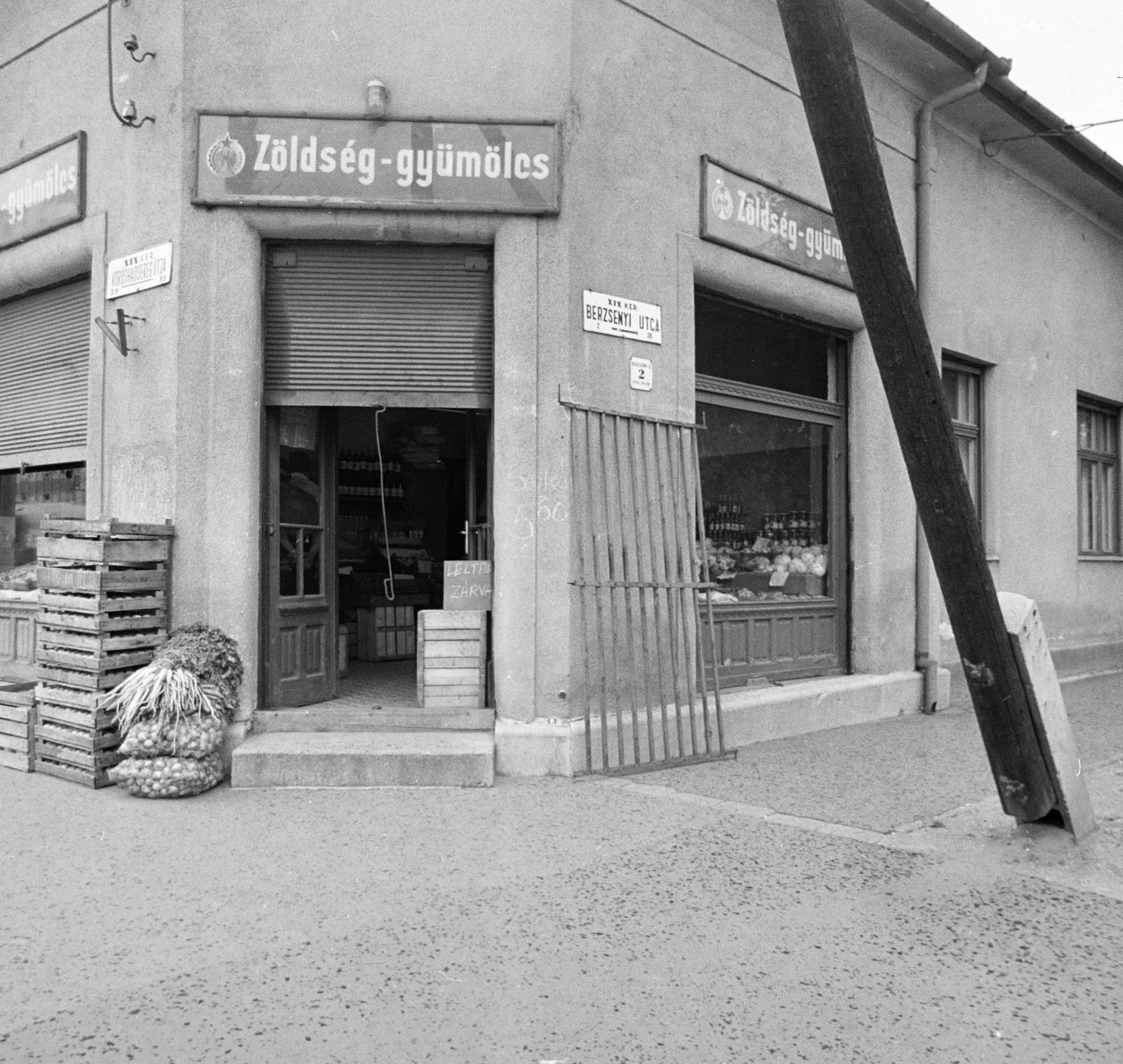 Hungary, Budapest XIX., Üllői út (Vörös Hadsereg útja 33.) - Berzsenyi utca sarok, zöldség - gyümölcs bolt. A kép forrását kérjük így adja meg: Fortepan / Budapest Főváros Levéltára. Levéltári jelzet: HU.BFL.XV.19.c.10, 1972, Budapest Főváros Levéltára / BRFK helyszínelési fényképei, BRFK Hivatala Bűnügyi Technikai Osztály, cornerhouse, greengrocer, Budapest, Fortepan #282592