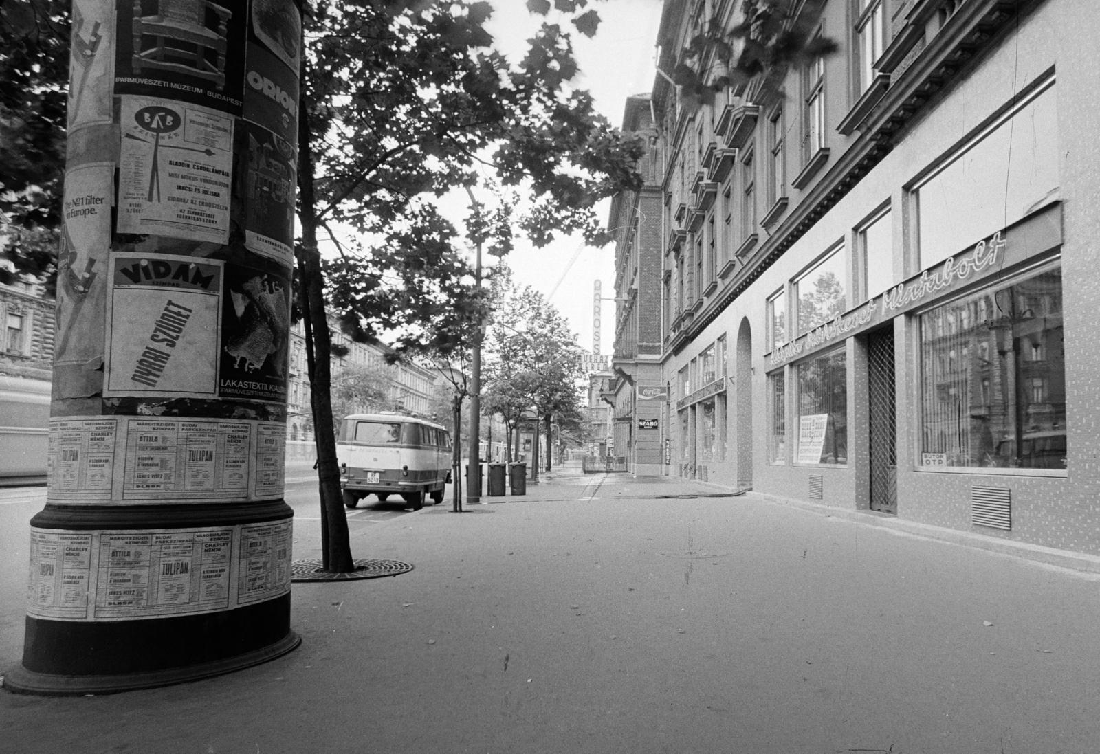 Hungary, Budapest VIII., József körút, jobbra a 43. számú házban az Isolabella Kávé-Tea Ital szaküzlet. A kép forrását kérjük így adja meg: Fortepan / Budapest Főváros Levéltára. Levéltári jelzet: HU.BFL.XV.19.c.10, 1972, Budapest Főváros Levéltára / BRFK helyszínelési fényképei, BRFK Hivatala Bűnügyi Technikai Osztály, ad pillar, Budapest, Fortepan #282607