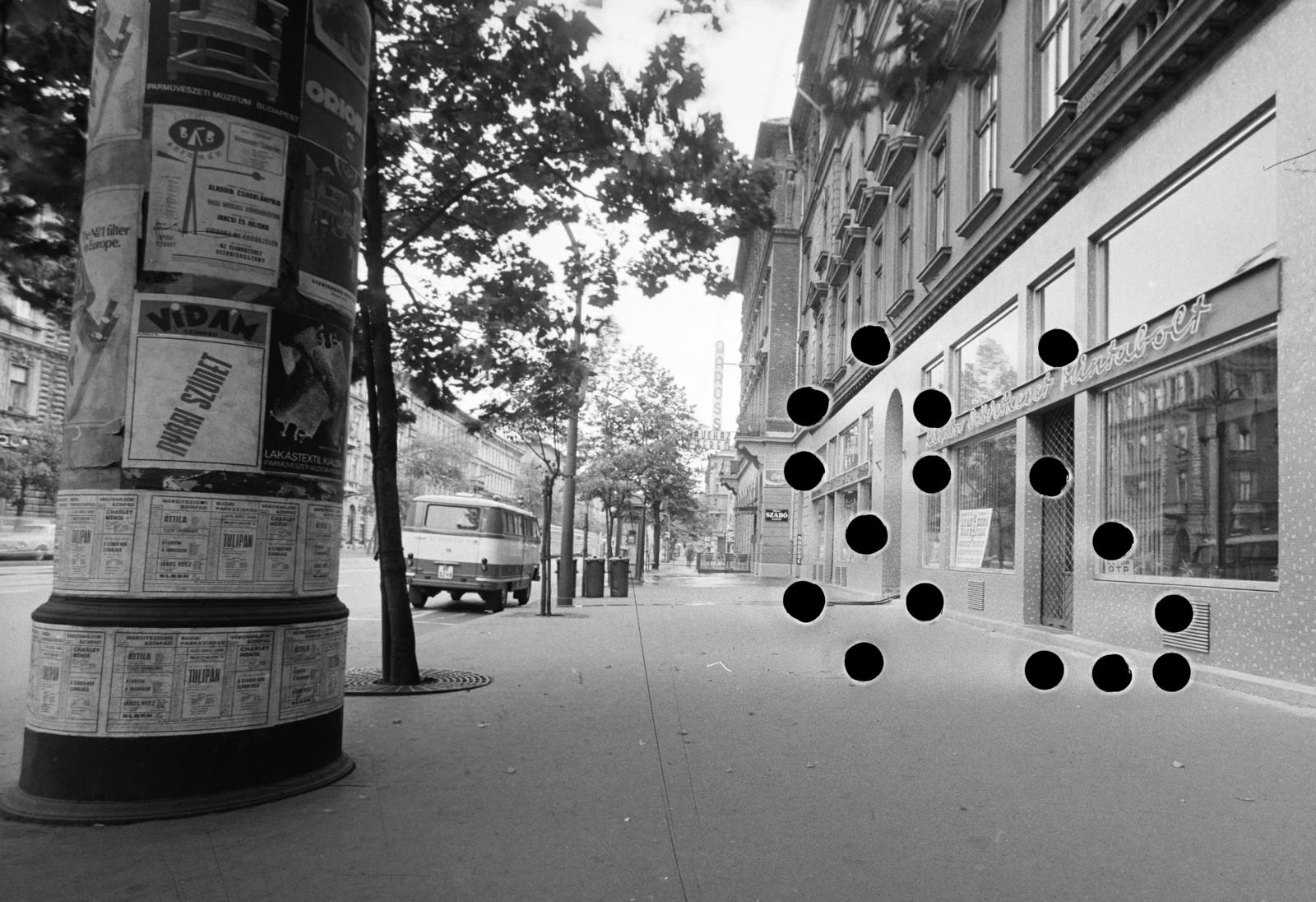 Magyarország, Budapest VIII., József körút, jobbra a 43. számú házban az Isolabella Kávé-Tea Ital szaküzlet. A kép forrását kérjük így adja meg: Fortepan / Budapest Főváros Levéltára. Levéltári jelzet: HU.BFL.XV.19.c.10, 1972, Budapest Főváros Levéltára / BRFK helyszínelési fényképei, BRFK Hivatala Bűnügyi Technikai Osztály, RAF Latvija, Budapest, Fortepan #282608