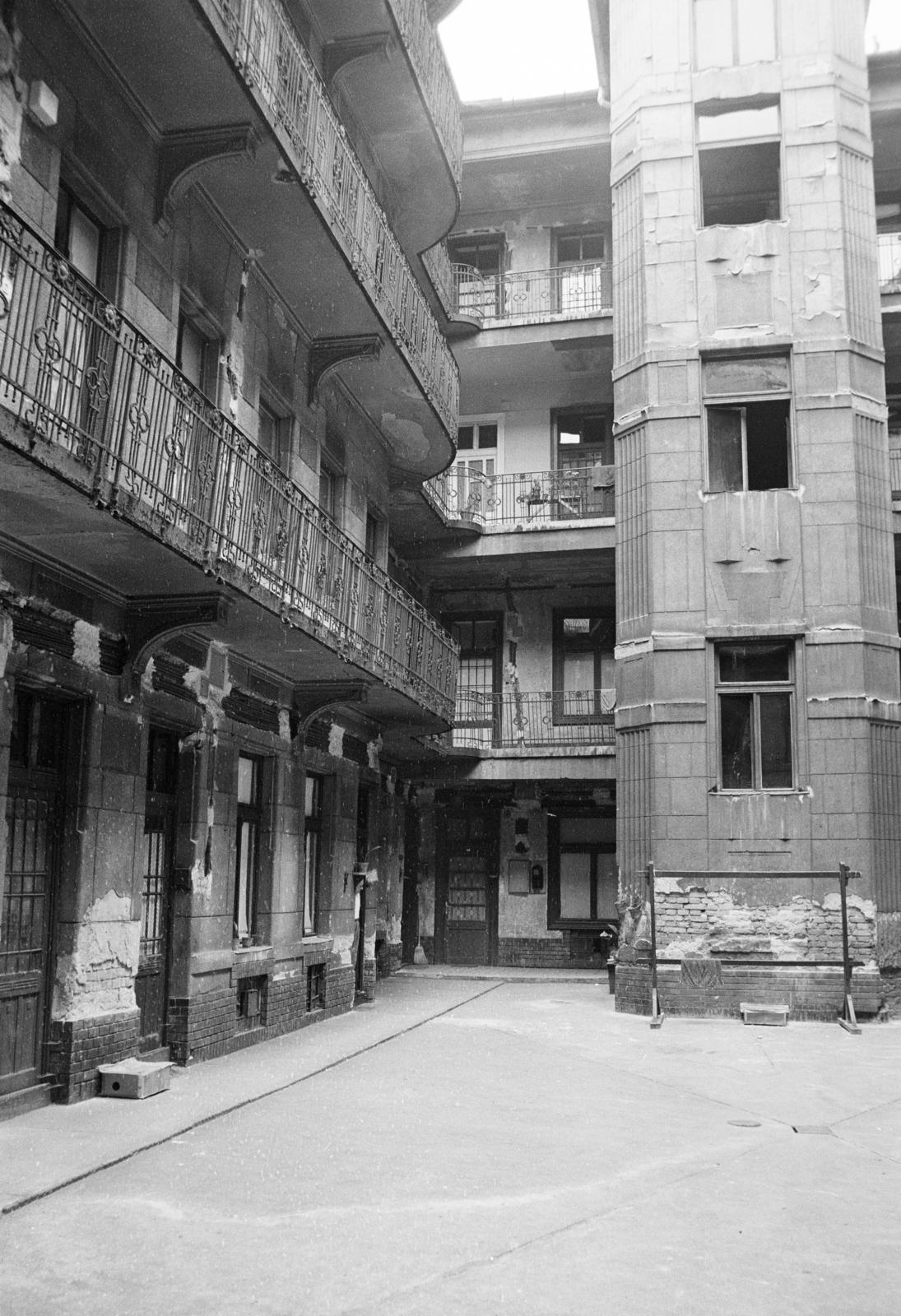A kép forrását kérjük így adja meg: Fortepan / Budapest Főváros Levéltára. Levéltári jelzet: HU.BFL.XV.19.c.10, 1972, Budapest Főváros Levéltára / BRFK helyszínelési fényképei, BRFK Hivatala Bűnügyi Technikai Osztály, inner courtyard, tenement house, Fortepan #282631