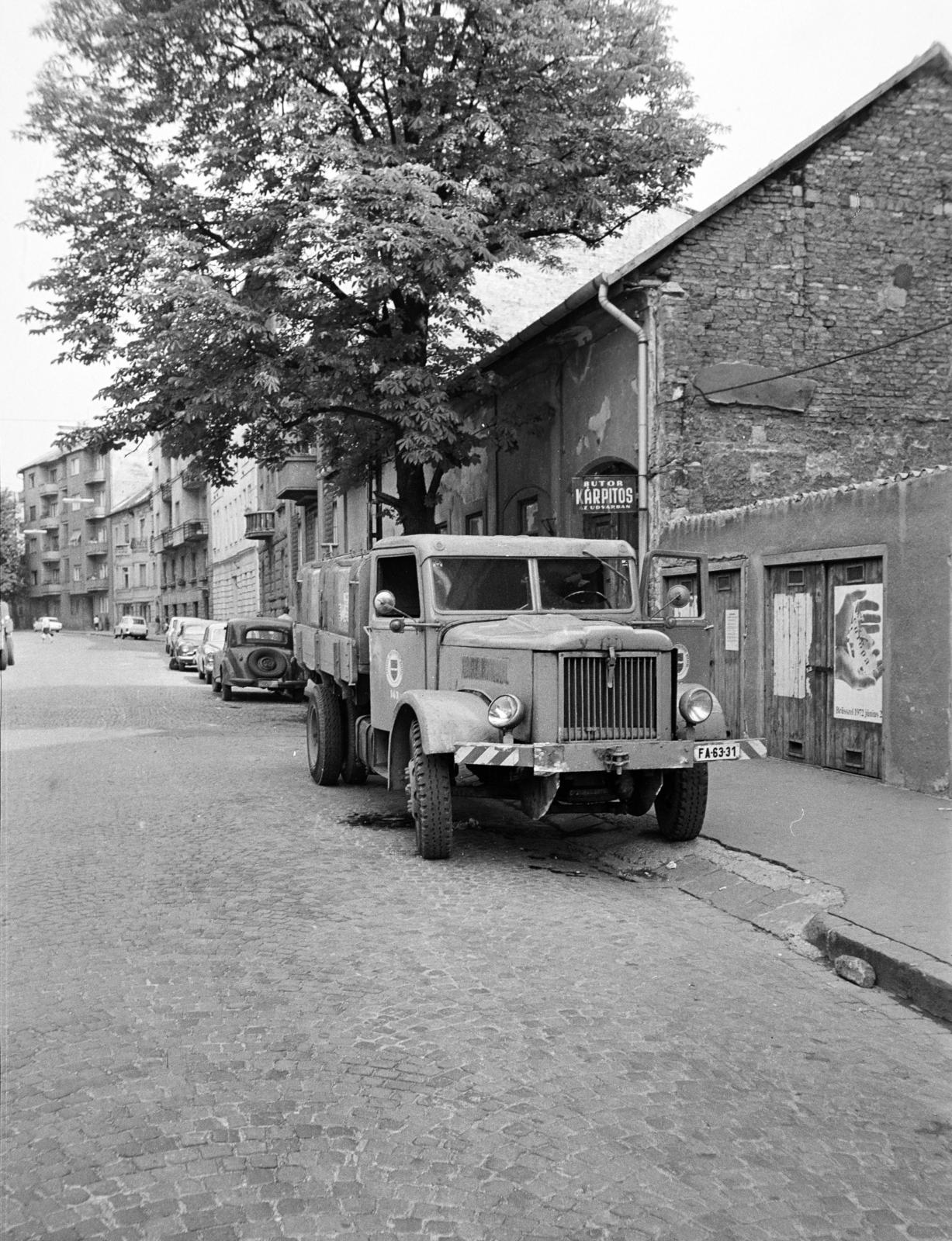 Hungary, Budapest XII., Városmajor utca, a szemétgyűjtő teherautó a 17. számú ház előtt áll. A kép forrását kérjük így adja meg: Fortepan / Budapest Főváros Levéltára. Levéltári jelzet: HU.BFL.XV.19.c.10, 1972, Budapest Főváros Levéltára / BRFK helyszínelési fényképei, BRFK Hivatala Bűnügyi Technikai Osztály, number plate, Budapest, Fortepan #282642