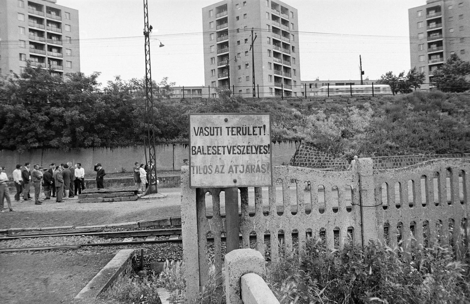 Hungary, Budapest XX., Zodony utca, Pesterzsébet vasúti megállóhely, fenn a Helsinki út melletti épületek láthatók. A kép forrását kérjük így adja meg: Fortepan / Budapest Főváros Levéltára. Levéltári jelzet: HU.BFL.XV.19.c.10, 1972, Budapest Főváros Levéltára / BRFK helyszínelési fényképei, BRFK Hivatala Bűnügyi Technikai Osztály, railroad crossing, blocks, Budapest, Fortepan #282655