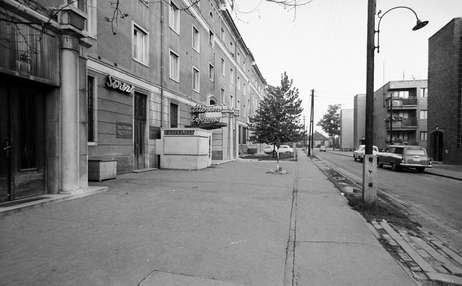 Hungary, Budapest XIII., Övezet utca 5., Tokaj étterem, eszpresszó, söröző. Távolabba a Nővér (Kilián György) utca melletti családi ház látszik. A kép forrását kérjük így adja meg: Fortepan / Budapest Főváros Levéltára. Levéltári jelzet: HU.BFL.XV.19.c.10, 1972, Budapest Főváros Levéltára / BRFK helyszínelési fényképei, BRFK Hivatala Bűnügyi Technikai Osztály, police vehicle, booth, Budapest, Fortepan #282672