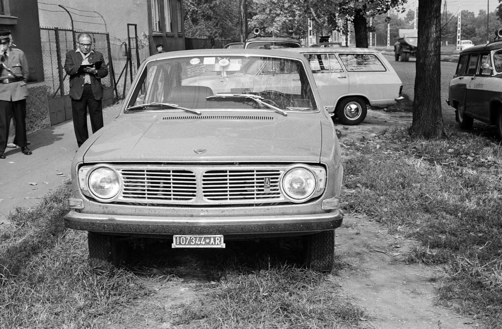 A kép forrását kérjük így adja meg: Fortepan / Budapest Főváros Levéltára. Levéltári jelzet: HU.BFL.XV.19.c.10, 1972, Budapest Főváros Levéltára / BRFK helyszínelési fényképei, BRFK Hivatala Bűnügyi Technikai Osztály, volvo 140, number plate, Fortepan #282689