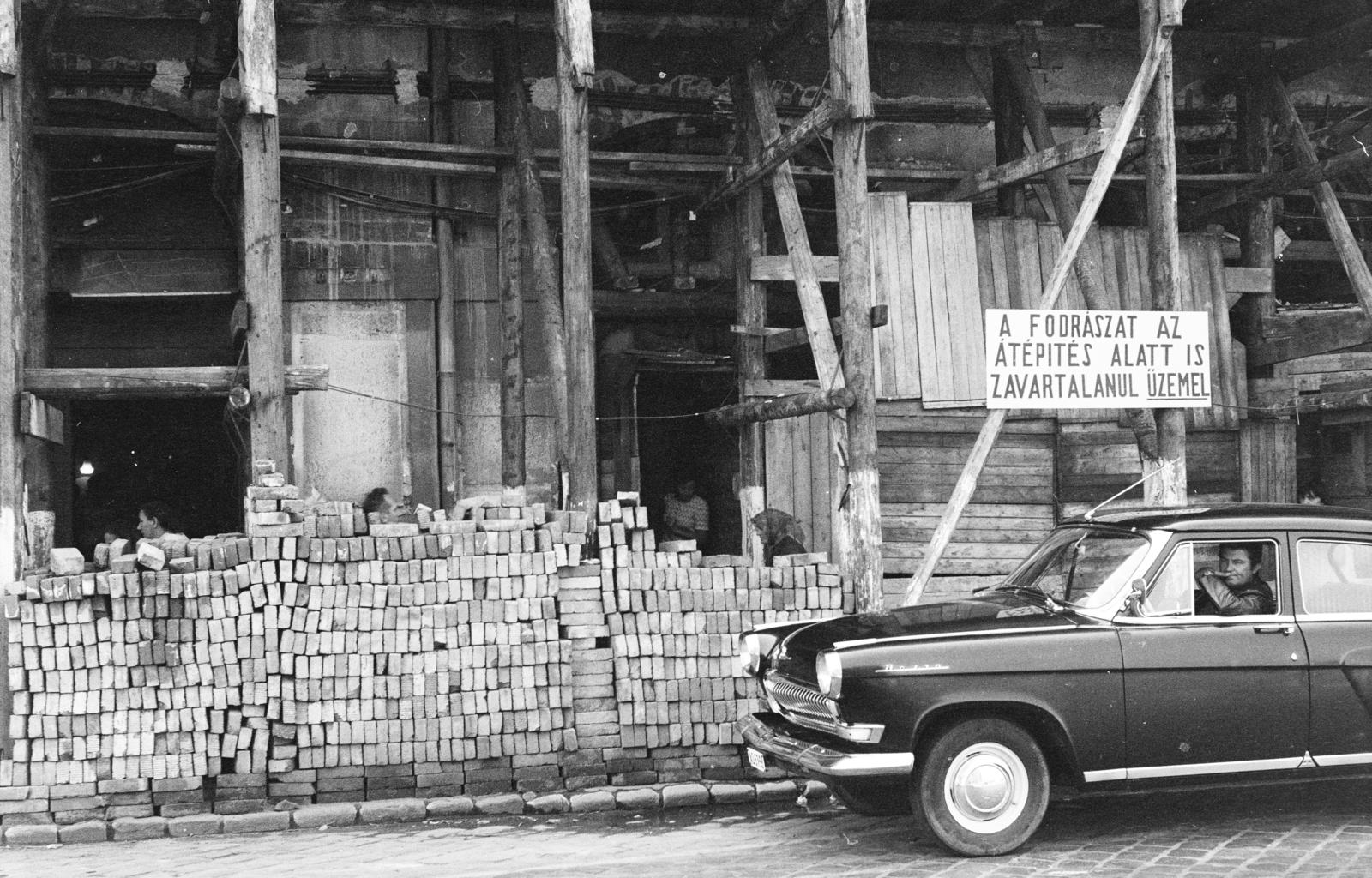 A kép forrását kérjük így adja meg: Fortepan / Budapest Főváros Levéltára. Levéltári jelzet: HU.BFL.XV.19.c.10, 1972, Budapest Főváros Levéltára / BRFK helyszínelési fényképei, BRFK Hivatala Bűnügyi Technikai Osztály, Best of, label, automobile, board, brick, hairdresser, scaffolding, M21 Wolga, Fortepan #282712