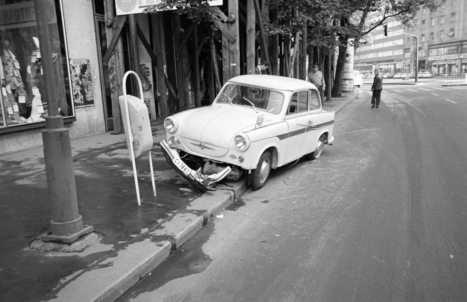 A kép forrását kérjük így adja meg: Fortepan / Budapest Főváros Levéltára. Levéltári jelzet: HU.BFL.XV.19.c.10, 1972, Budapest Főváros Levéltára / BRFK helyszínelési fényképei, BRFK Hivatala Bűnügyi Technikai Osztály, Best of, trash can, accident, number plate, wreck, pavement, Fortepan #282732