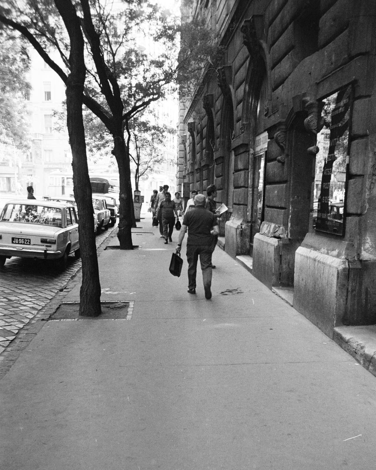 Hungary, Budapest V., Falk Miksa (Néphadsereg) utca, a felvétel a Szent István körút sarkán álló éület előtt készült. A kép forrását kérjük így adja meg: Fortepan / Budapest Főváros Levéltára. Levéltári jelzet: HU.BFL.XV.19.c.10, 1972, Budapest Főváros Levéltára / BRFK helyszínelési fényképei, BRFK Hivatala Bűnügyi Technikai Osztály, taxicab, Budapest, Fortepan #282782