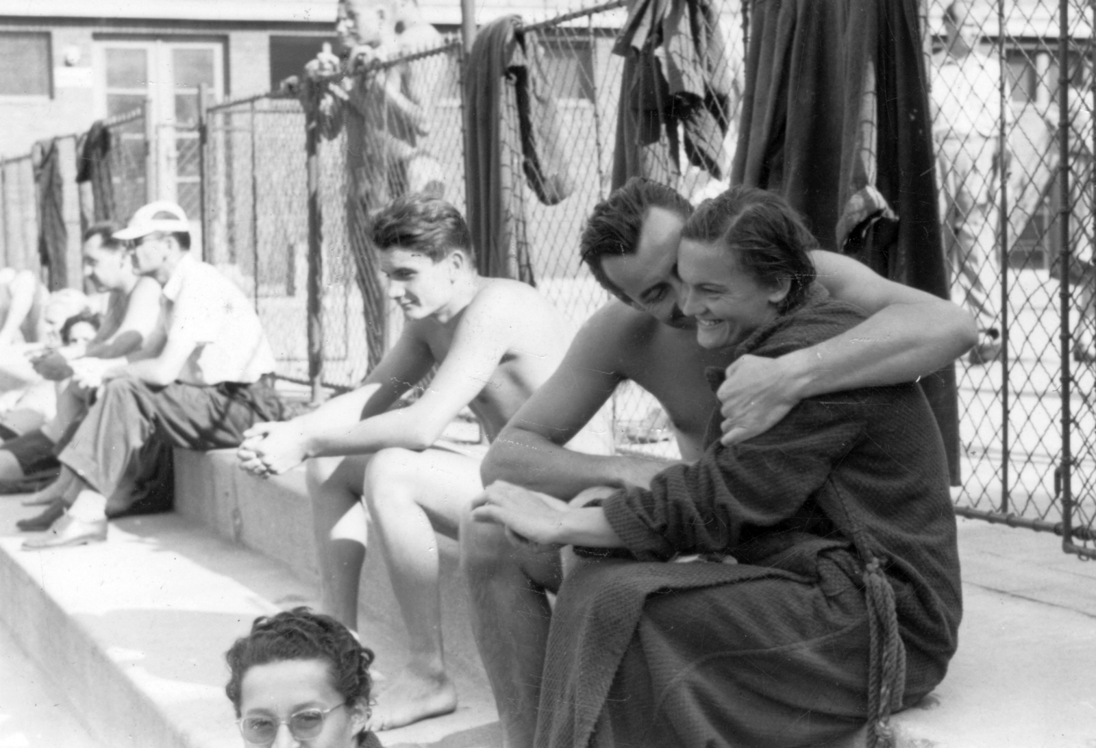 Hungary, Margit Islands, Budapest, Hajós Alfréd Nemzeti Sportuszoda. Előtérben Gyenge Valéria olimpiai bajnok úszónő, fürdőköpenyben Killermann Klára úszónő, mögöttük összekulcsolt kézzel Záborszky Sándor úszó., 1955, Lukács Zsolt, swimming pool, courting, men, genre painting, glasses, summer, woman, bathrobe, auditorium, kid, Fortepan #28280