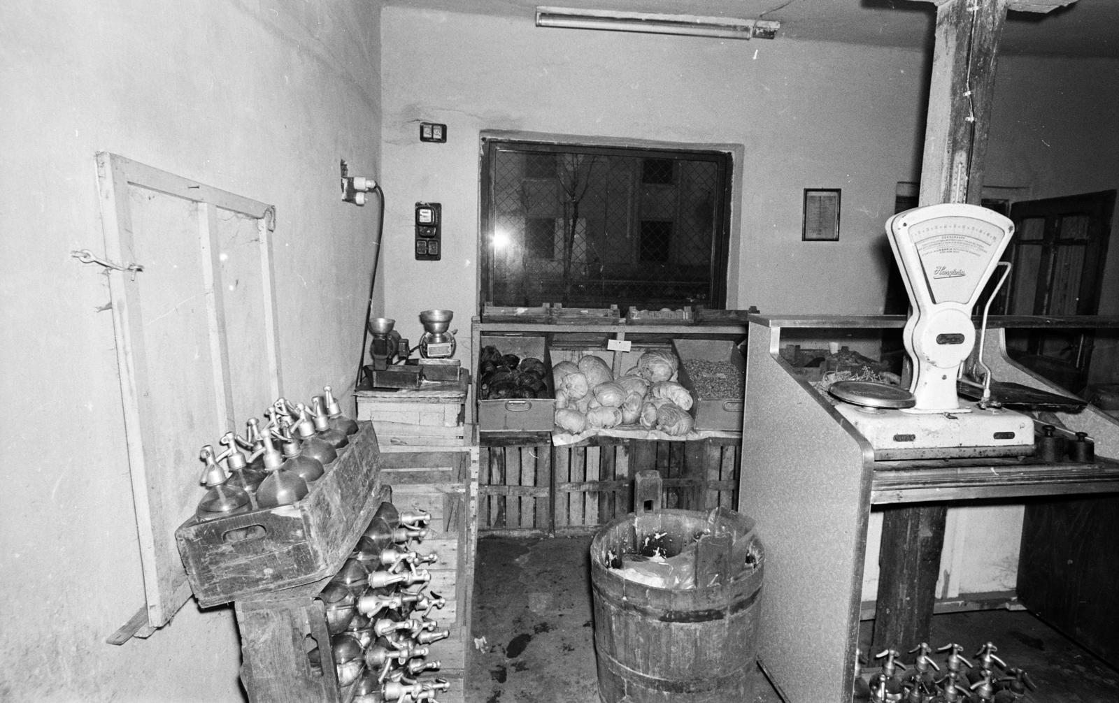 Hungary, Budapest X., Balkán utca, Zöldség és gyümölcs kiskereskedés a Makk utca sarkán, a Hungarocamion telephelye és irodaháza előtt. A kép forrását kérjük így adja meg: Fortepan / Budapest Főváros Levéltára. Levéltári jelzet: HU.BFL.XV.19.c.10, 1972, Budapest Főváros Levéltára / BRFK helyszínelési fényképei, BRFK Hivatala Bűnügyi Technikai Osztály, Budapest, greengrocer, soda water bottle, scale, Fortepan #282839