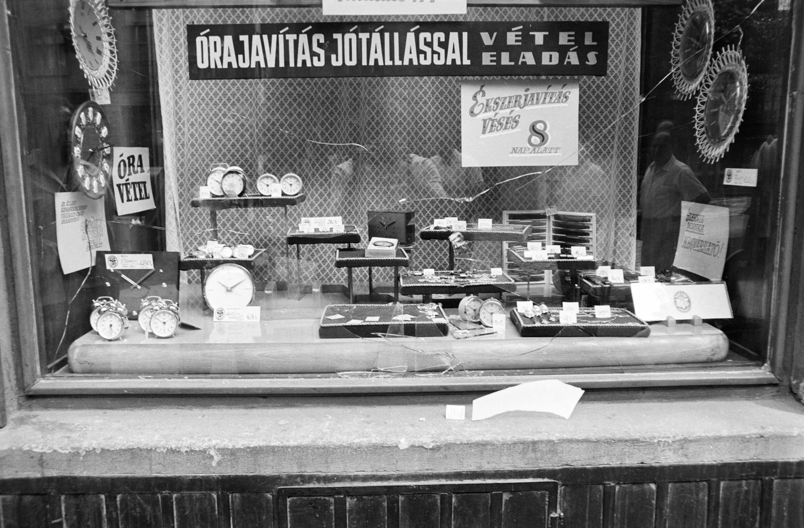 A kép forrását kérjük így adja meg: Fortepan / Budapest Főváros Levéltára. Levéltári jelzet: HU.BFL.XV.19.c.10, 1972, Budapest Főváros Levéltára / BRFK helyszínelési fényképei, BRFK Hivatala Bűnügyi Technikai Osztály, Best of, tükröződés, kirakat, órás, vekker, Fortepan #282886