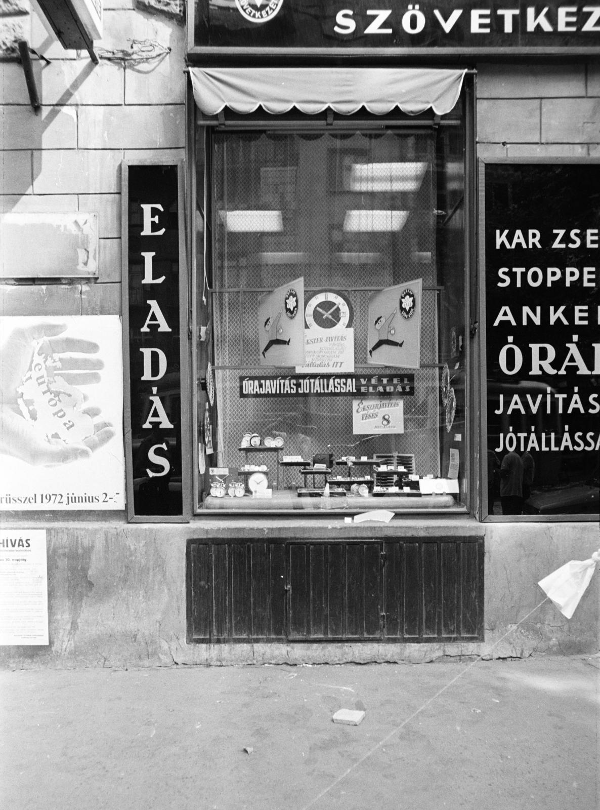 A kép forrását kérjük így adja meg: Fortepan / Budapest Főváros Levéltára. Levéltári jelzet: HU.BFL.XV.19.c.10, 1972, Budapest Főváros Levéltára / BRFK helyszínelési fényképei, BRFK Hivatala Bűnügyi Technikai Osztály, Show window, clockmaker, Fortepan #282887