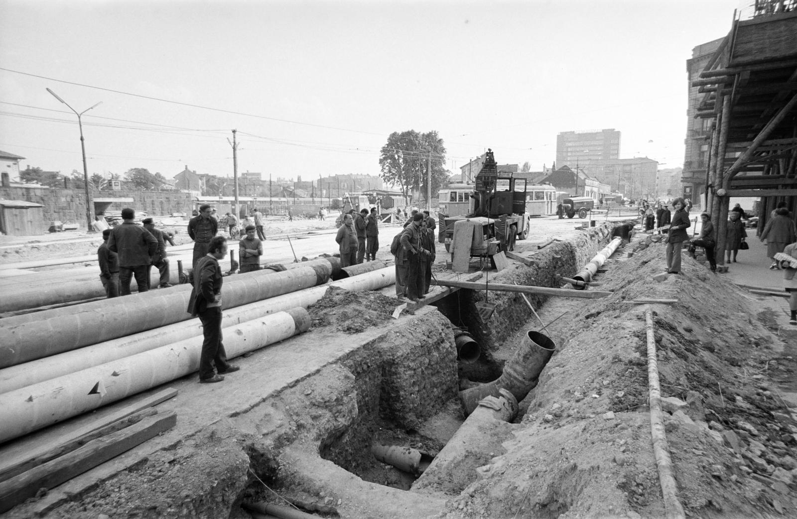 Magyarország, Budapest XII., Alkotás utca, közmű- és útépítés. A felvétel a Greguss utca torkolatánál készült. Balra a háttérben a Déli pályaudvar. A kép forrását kérjük így adja meg: Fortepan / Budapest Főváros Levéltára. Levéltári jelzet: HU.BFL.XV.19.c.10, 1972, Budapest Főváros Levéltára / BRFK helyszínelési fényképei, BRFK Hivatala Bűnügyi Technikai Osztály, csatornázás, Budapest, Fortepan #282896