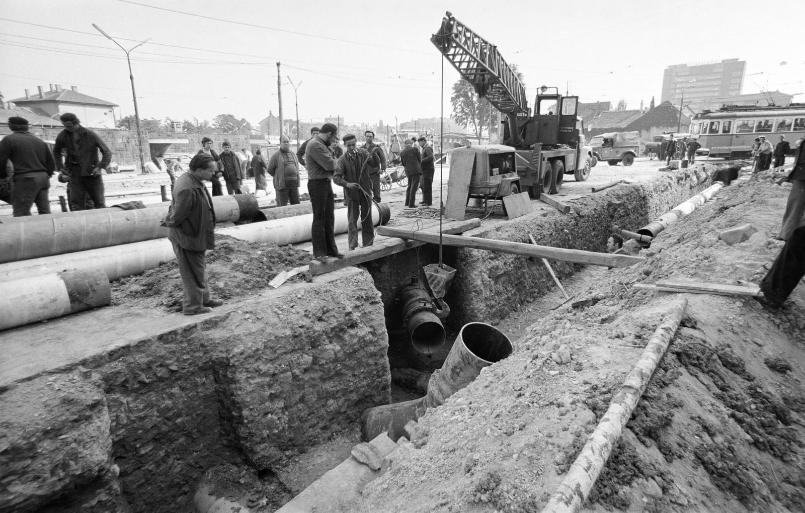 Hungary, Budapest XII., Alkotás utca, közmű- és útépítés. A felvétel a Greguss utca torkolatánál készült. Balra a háttérben a Déli pályaudvar. A kép forrását kérjük így adja meg: Fortepan / Budapest Főváros Levéltára. Levéltári jelzet: HU.BFL.XV.19.c.10, 1972, Budapest Főváros Levéltára / BRFK helyszínelési fényképei, BRFK Hivatala Bűnügyi Technikai Osztály, mobile crane, Budapest, Fortepan #282898