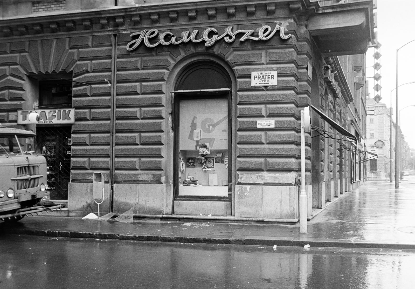 Magyarország, Budapest VIII., Práter utca - József körút sarok, Hangszer és hanglemezbolt. A kép forrását kérjük így adja meg: Fortepan / Budapest Főváros Levéltára. Levéltári jelzet: HU.BFL.XV.19.c.10, 1972, Budapest Főváros Levéltára / BRFK helyszínelési fényképei, BRFK Hivatala Bűnügyi Technikai Osztály, sarokház, utcanévtábla, kváderkő, hangszerbolt, neon felirat, hangszer, hanglemez, pedikűr, Budapest, Fortepan #282914