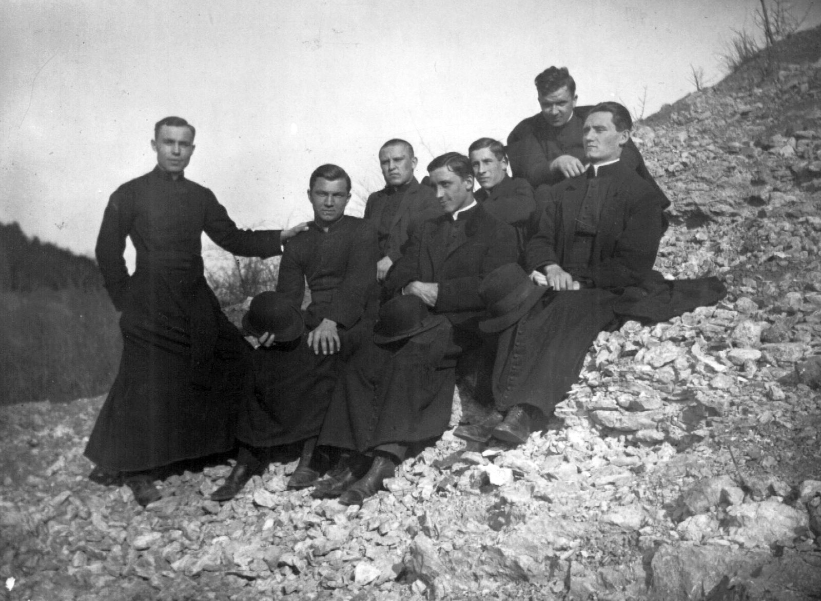 1935, Acsán Zsolt, religion, hat, priest, tableau, men, hillside, stones, cassock, hat on knees, Fortepan #28293