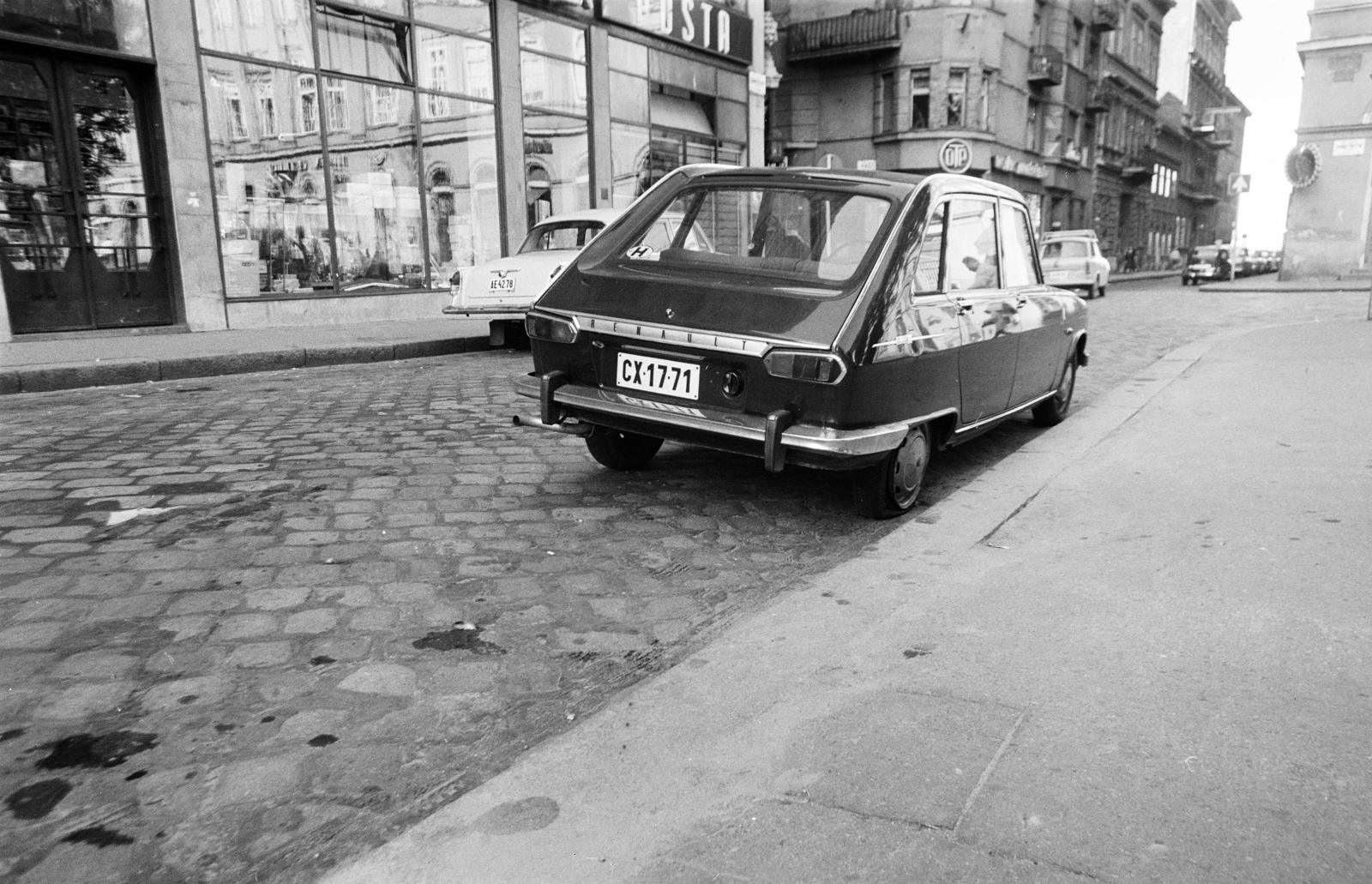 Magyarország, Budapest V., Fővám (Dimitrov) tér, szemben a Váci utca - Só utca sarok. A kép forrását kérjük így adja meg: Fortepan / Budapest Főváros Levéltára. Levéltári jelzet: HU.BFL.XV.19.c.10, 1972, Budapest Főváros Levéltára / BRFK helyszínelési fényképei, BRFK Hivatala Bűnügyi Technikai Osztály, rendszám, Budapest, Renault 16, GAZ M21 Volga, Fortepan #282939