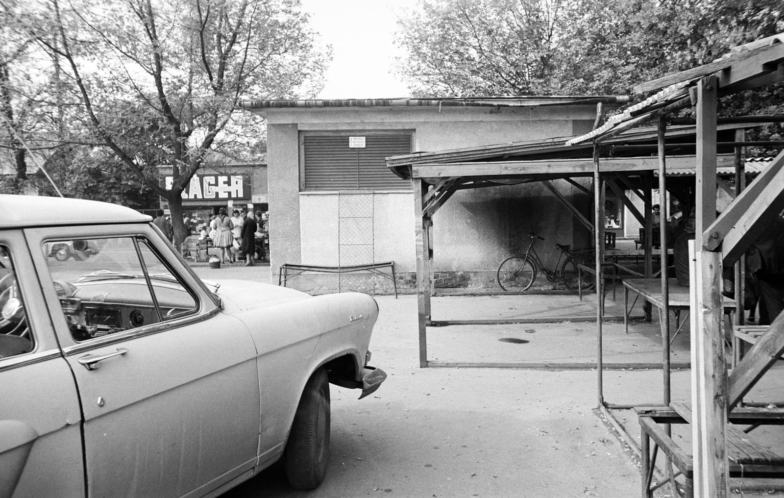 A kép forrását kérjük így adja meg: Fortepan / Budapest Főváros Levéltára. Levéltári jelzet: HU.BFL.XV.19.c.10, 1972, Budapest Főváros Levéltára / BRFK helyszínelési fényképei, BRFK Hivatala Bűnügyi Technikai Osztály, bicycle, M21 Wolga, Fortepan #282956