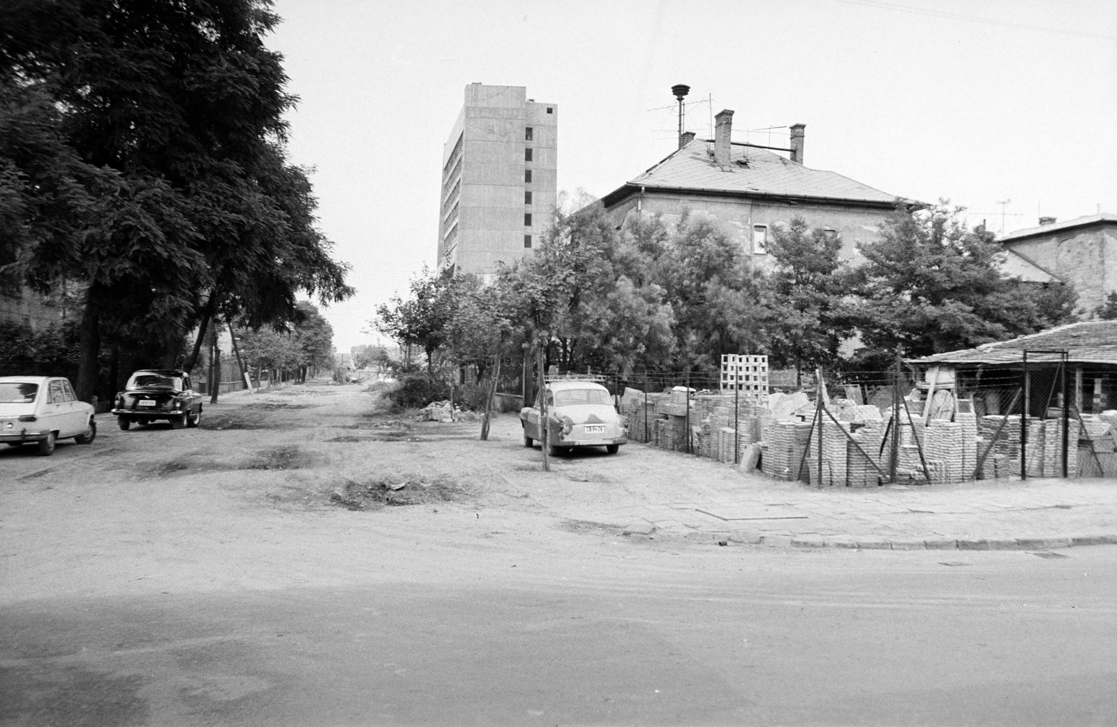 Magyarország, Budapest XIV., Mexikói út, szemben a Szugló utca, távolabb a Központi Statisztikai Hivatal (KSH) Számítástechnikai és Ügyvitelszervező Vállalat (SZÜV) épülő székháza. A kép forrását kérjük így adja meg: Fortepan / Budapest Főváros Levéltára. Levéltári jelzet: HU.BFL.XV.19.c.10, 1972, Budapest Főváros Levéltára / BRFK helyszínelési fényképei, BRFK Hivatala Bűnügyi Technikai Osztály, építőanyag, Skoda Octavia, GAZ M21 Volga, Budapest, Fortepan #282967