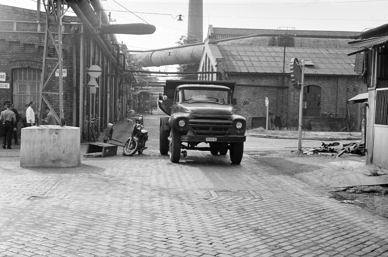 Magyarország, Budapest XXI., Csepel Művek, a Csőszerelő utca és a Hőerőmű utca kereszteződése. A kép forrását kérjük így adja meg: Fortepan / Budapest Főváros Levéltára. Levéltári jelzet: HU.BFL.XV.19.c.10, 1972, Budapest Főváros Levéltára / BRFK helyszínelési fényképei, BRFK Hivatala Bűnügyi Technikai Osztály, rendszám, oldalkocsis motorkerékpár, ZIL 555 MMZ, baleset, Csepel Pannonia, Budapest, Fortepan #282975