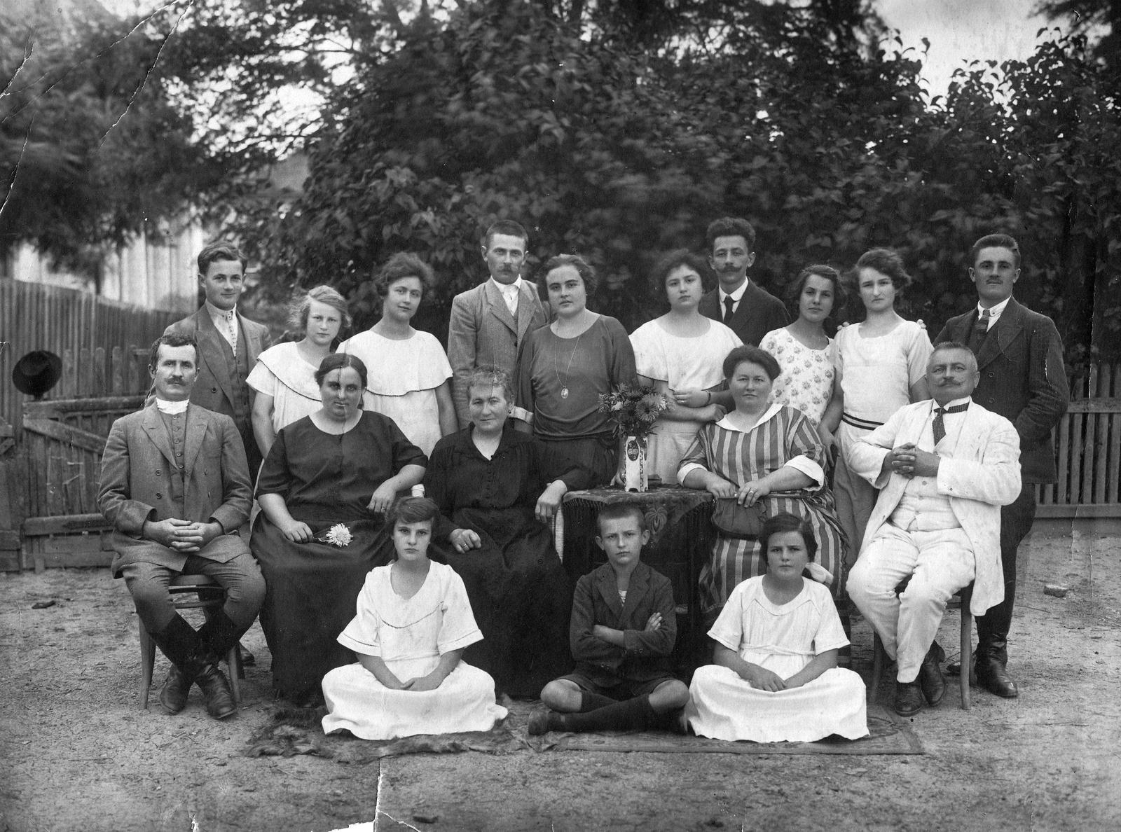1921, Bordács Zoltán, yard, tableau, women, men, flower, summer, kids, bouquet, cross-legged sitting, arms crossed over the chest, intertwined fingers, Fortepan #28298