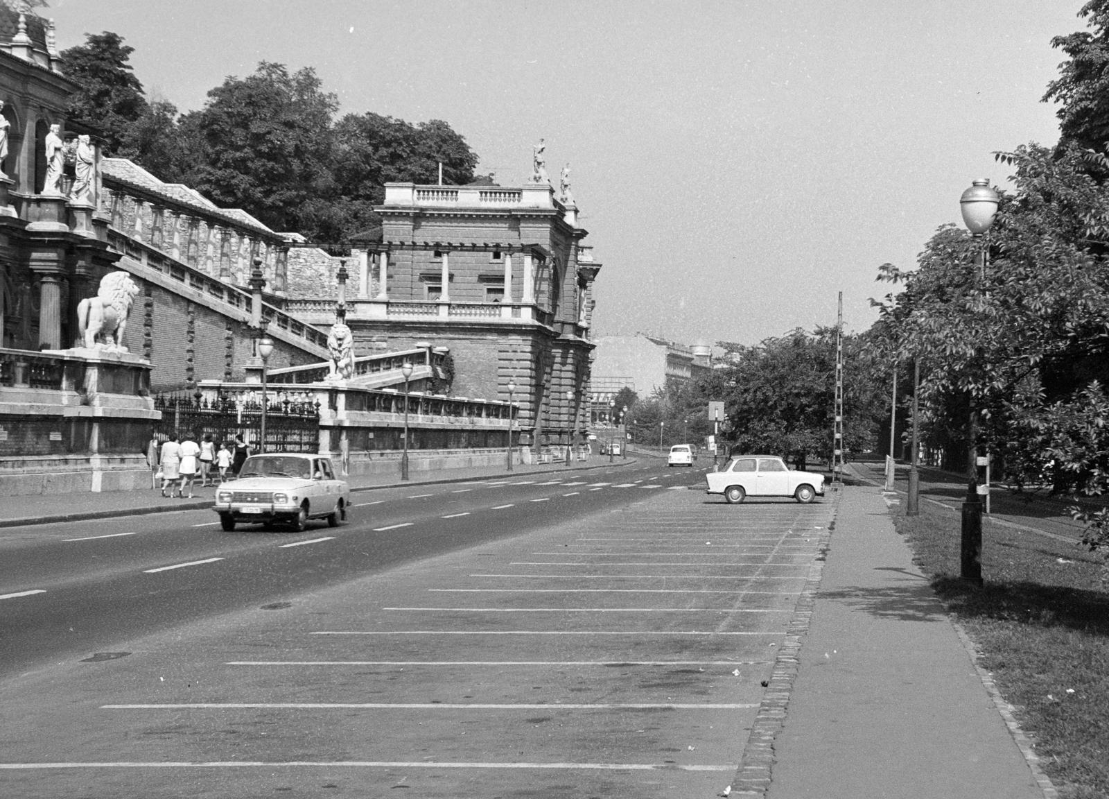 Magyarország, Budapest I., Ybl Miklós tér, balra a Várkert Bazár (Ybl Miklós, 1883.). A kép forrását kérjük így adja meg: Fortepan / Budapest Főváros Levéltára. Levéltári jelzet: HU.BFL.XV.19.c.10, 1972, Budapest Főváros Levéltára / BRFK helyszínelési fényképei, BRFK Hivatala Bűnügyi Technikai Osztály, Wartburg 353, Budapest, Fortepan #282980