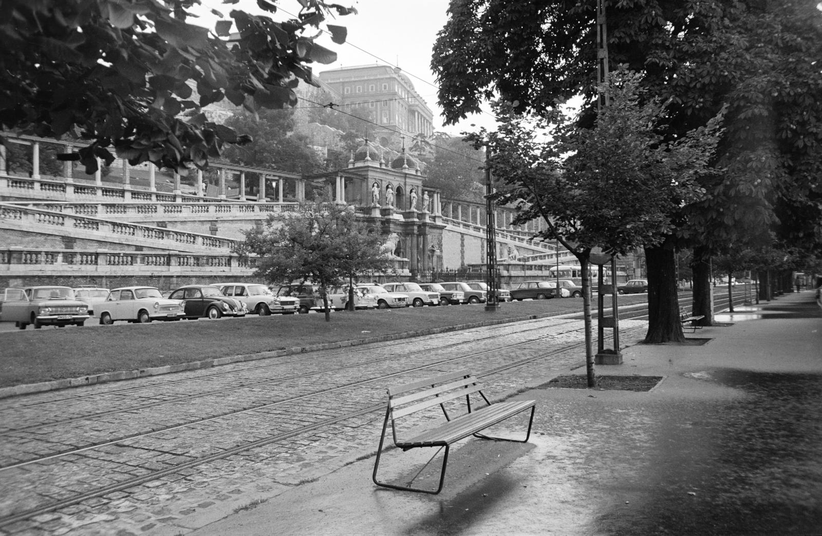 A kép forrását kérjük így adja meg: Fortepan / Budapest Főváros Levéltára. Levéltári jelzet: HU.BFL.XV.19.c.10, 1972, Budapest Főváros Levéltára / BRFK helyszínelési fényképei, BRFK Hivatala Bűnügyi Technikai Osztály, parkoló, Fortepan #282984