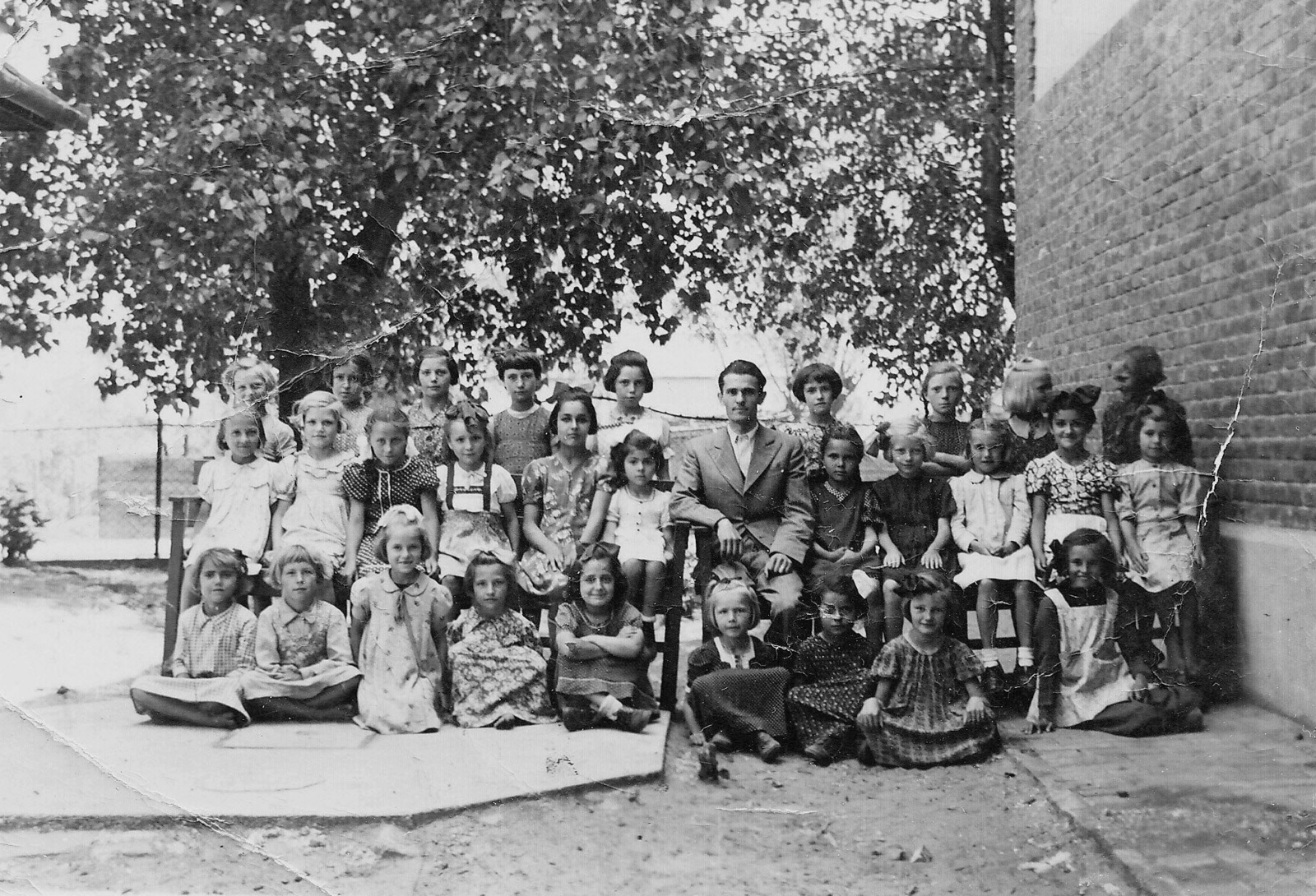 1927, Éles Andrásné, gyermek, udvar, osztálykép, csoportkép, nyár, lányosztály, férfi, tanár, Fortepan #28299