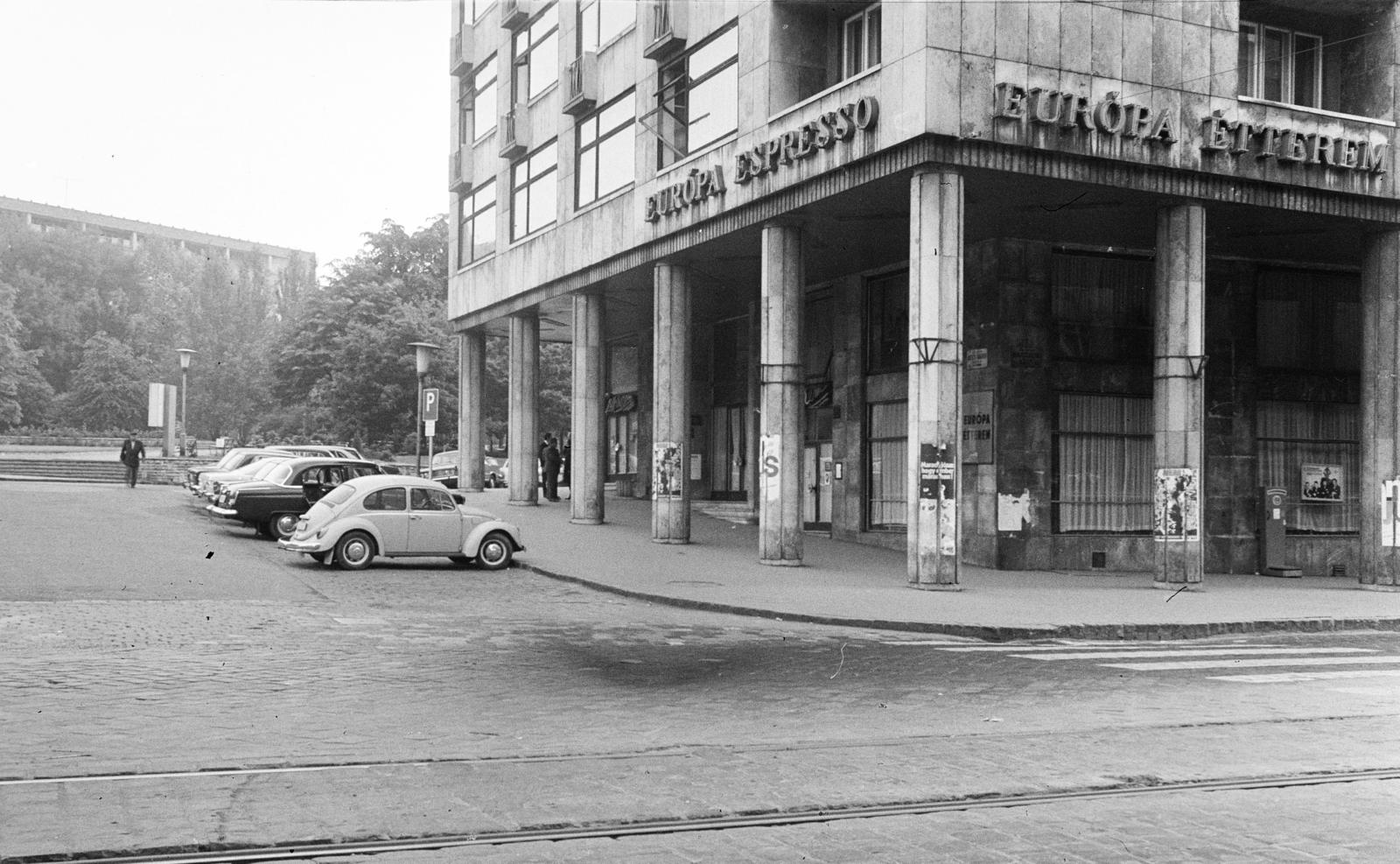 Hungary, Budapest II., Keleti Károly utca - Margit körút (Mártírok útja) saroképülete, Európa étterem. A kép forrását kérjük így adja meg: Fortepan / Budapest Főváros Levéltára. Levéltári jelzet: HU.BFL.XV.19.c.10, 1972, Budapest Főváros Levéltára / BRFK helyszínelési fényképei, BRFK Hivatala Bűnügyi Technikai Osztály, archway, Volkswagen Beetle, Budapest, Fortepan #282999