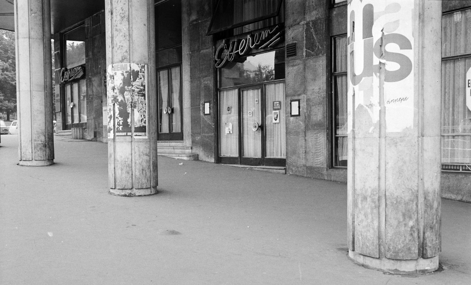 Magyarország, Budapest II., Keleti Károly utca - Margit körút (Mártírok útja) saroképülete, Európa étterem. A kép forrását kérjük így adja meg: Fortepan / Budapest Főváros Levéltára. Levéltári jelzet: HU.BFL.XV.19.c.10, 1972, Budapest Főváros Levéltára / BRFK helyszínelési fényképei, BRFK Hivatala Bűnügyi Technikai Osztály, plakát, étterem, árkád, neon felirat, Budapest, Fortepan #283005