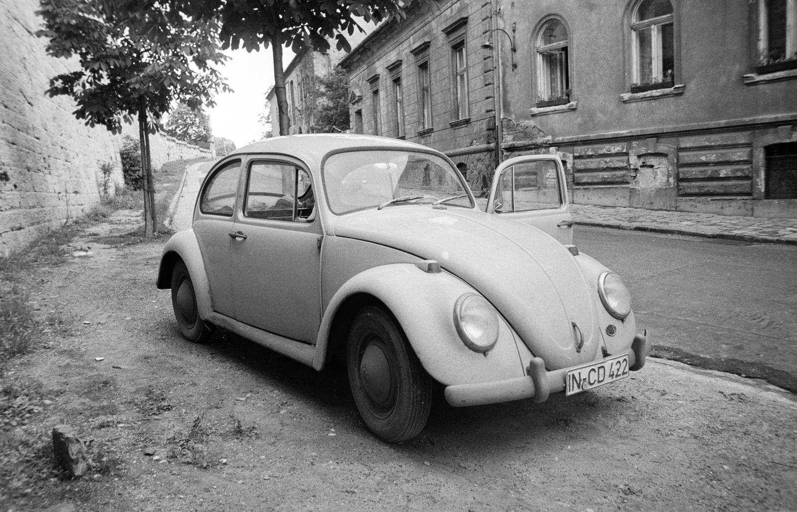 Hungary, Budapest I., Tábor utca, balra a háttérben a Palota út támfala látható. A kép forrását kérjük így adja meg: Fortepan / Budapest Főváros Levéltára. Levéltári jelzet: HU.BFL.XV.19.c.10, 1972, Budapest Főváros Levéltára / BRFK helyszínelési fényképei, BRFK Hivatala Bűnügyi Technikai Osztály, Budapest, number plate, Volkswagen Beetle, Fortepan #283008