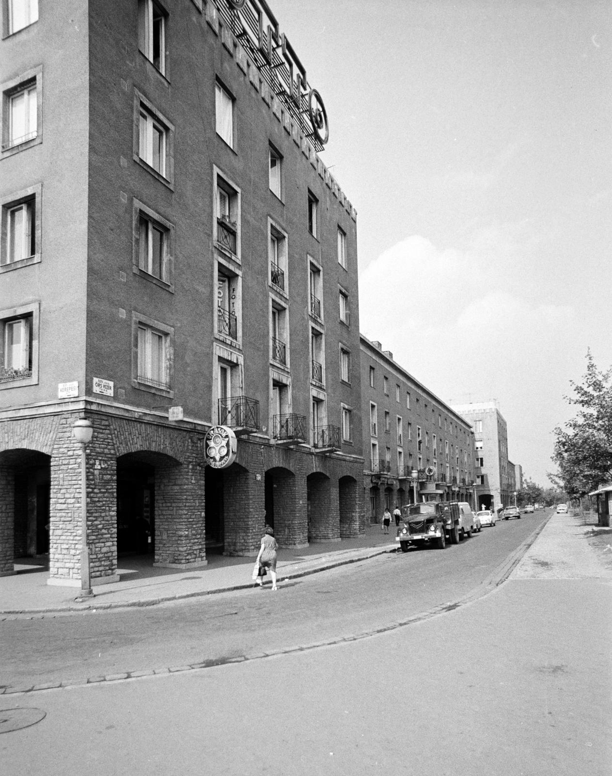 Magyarország, Budapest XIV., Őrs vezér tere, szemben a 2-es számú ház a Kerepesi út sarkán. A kép forrását kérjük így adja meg: Fortepan / Budapest Főváros Levéltára. Levéltári jelzet: HU.BFL.XV.19.c.10, 1972, Budapest Főváros Levéltára / BRFK helyszínelési fényképei, BRFK Hivatala Bűnügyi Technikai Osztály, órás, árkád, Budapest, Fortepan #283022