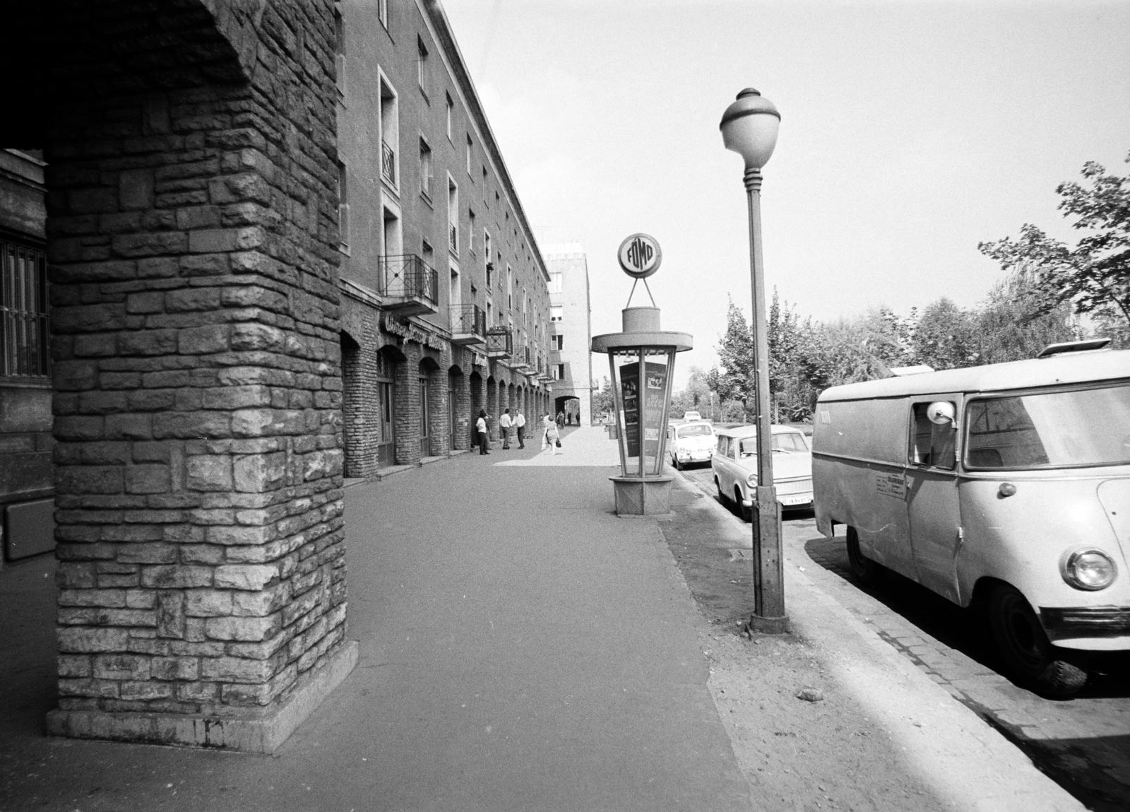 Hungary, Budapest XIV., Őrs vezér tere, középen a 2-es számú házban az Aranykacsa étterem és borozó. A kép forrását kérjük így adja meg: Fortepan / Budapest Főváros Levéltára. Levéltári jelzet: HU.BFL.XV.19.c.10, 1972, Budapest Főváros Levéltára / BRFK helyszínelési fényképei, BRFK Hivatala Bűnügyi Technikai Osztály, Budapest, Fortepan #283023