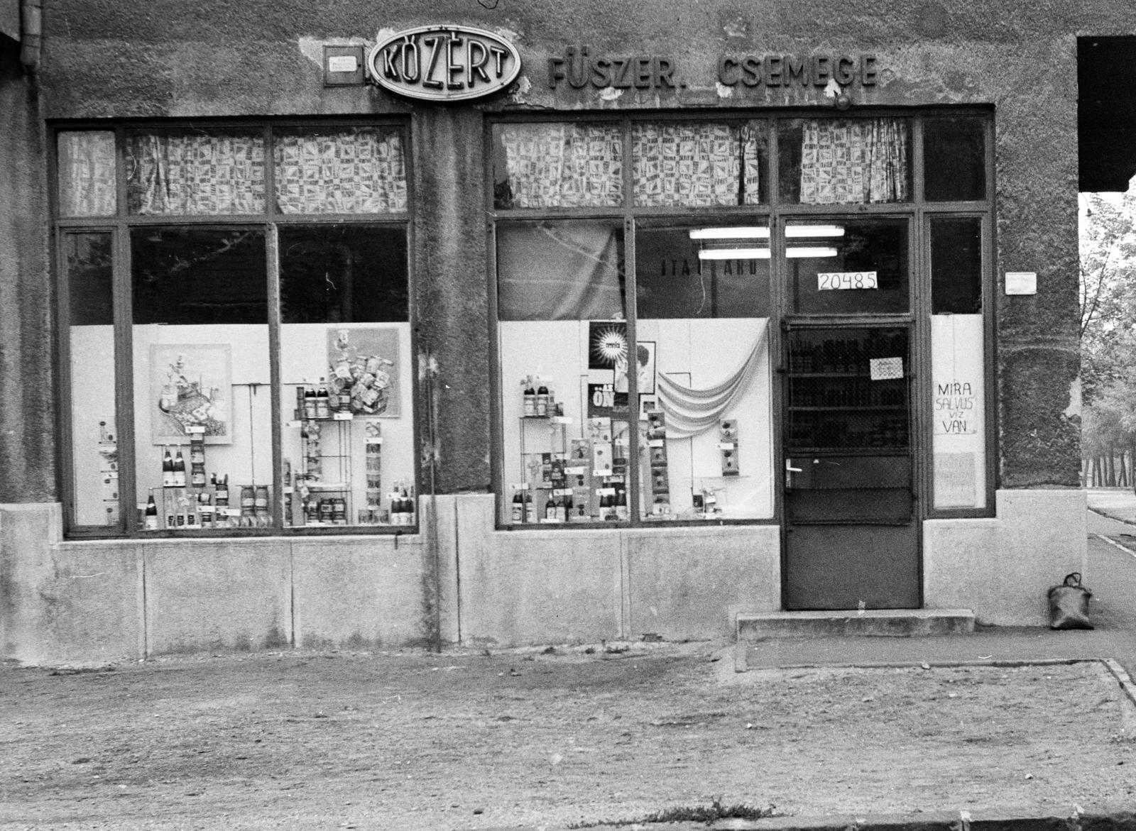 A kép forrását kérjük így adja meg: Fortepan / Budapest Főváros Levéltára. Levéltári jelzet: HU.BFL.XV.19.c.10, 1972, Budapest Főváros Levéltára / BRFK helyszínelési fényképei, BRFK Hivatala Bűnügyi Technikai Osztály, Közért Vállalat, üzletportál, Fortepan #283045