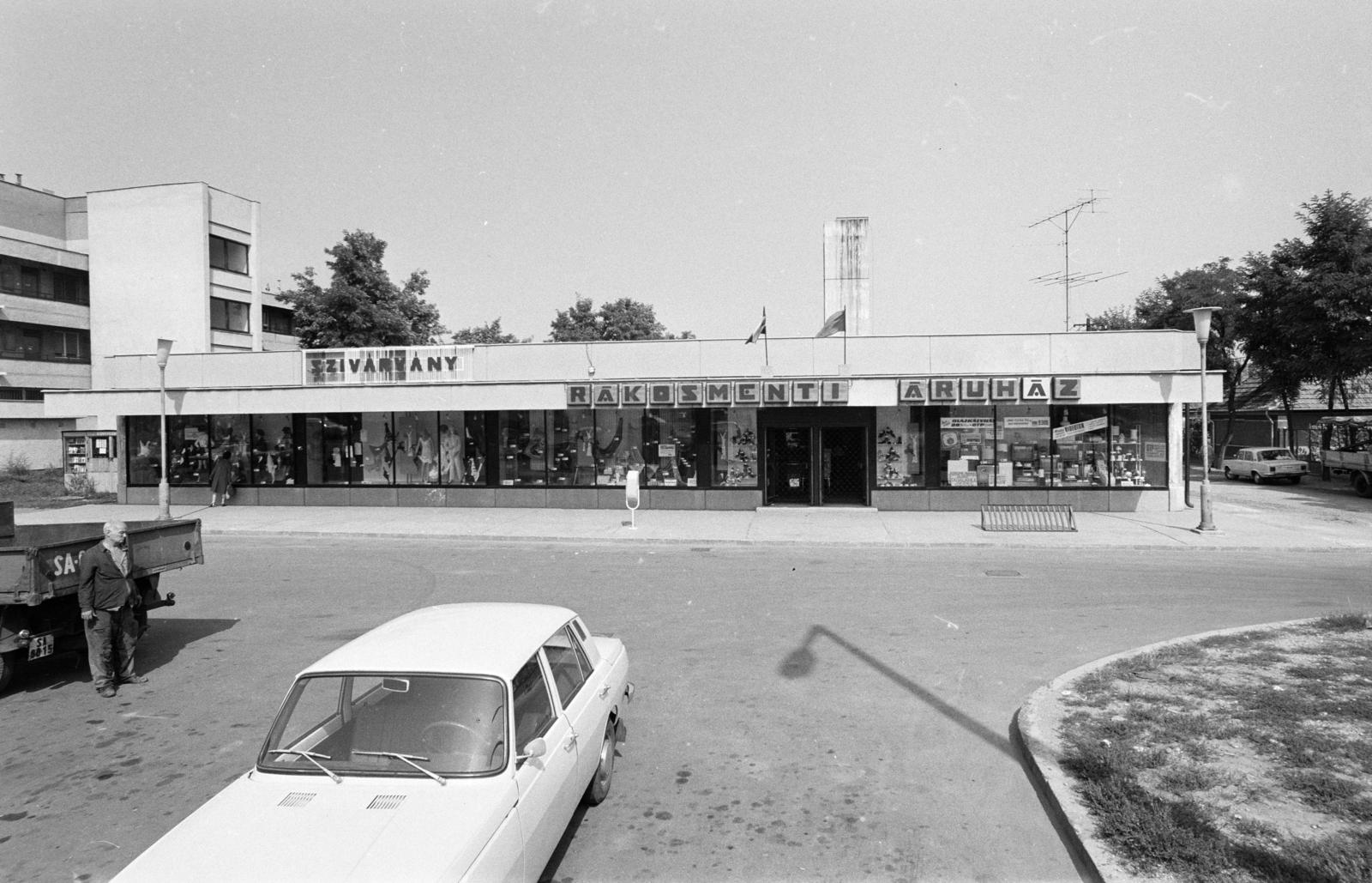 Magyarország, Budapest XVII., Pesti út 172., Szivárvány Rákosmenti Áruház. A kép forrását kérjük így adja meg: Fortepan / Budapest Főváros Levéltára. Levéltári jelzet: HU.BFL.XV.19.c.10, 1972, Budapest Főváros Levéltára / BRFK helyszínelési fényképei, BRFK Hivatala Bűnügyi Technikai Osztály, üzletportál, Budapest, Fortepan #283049