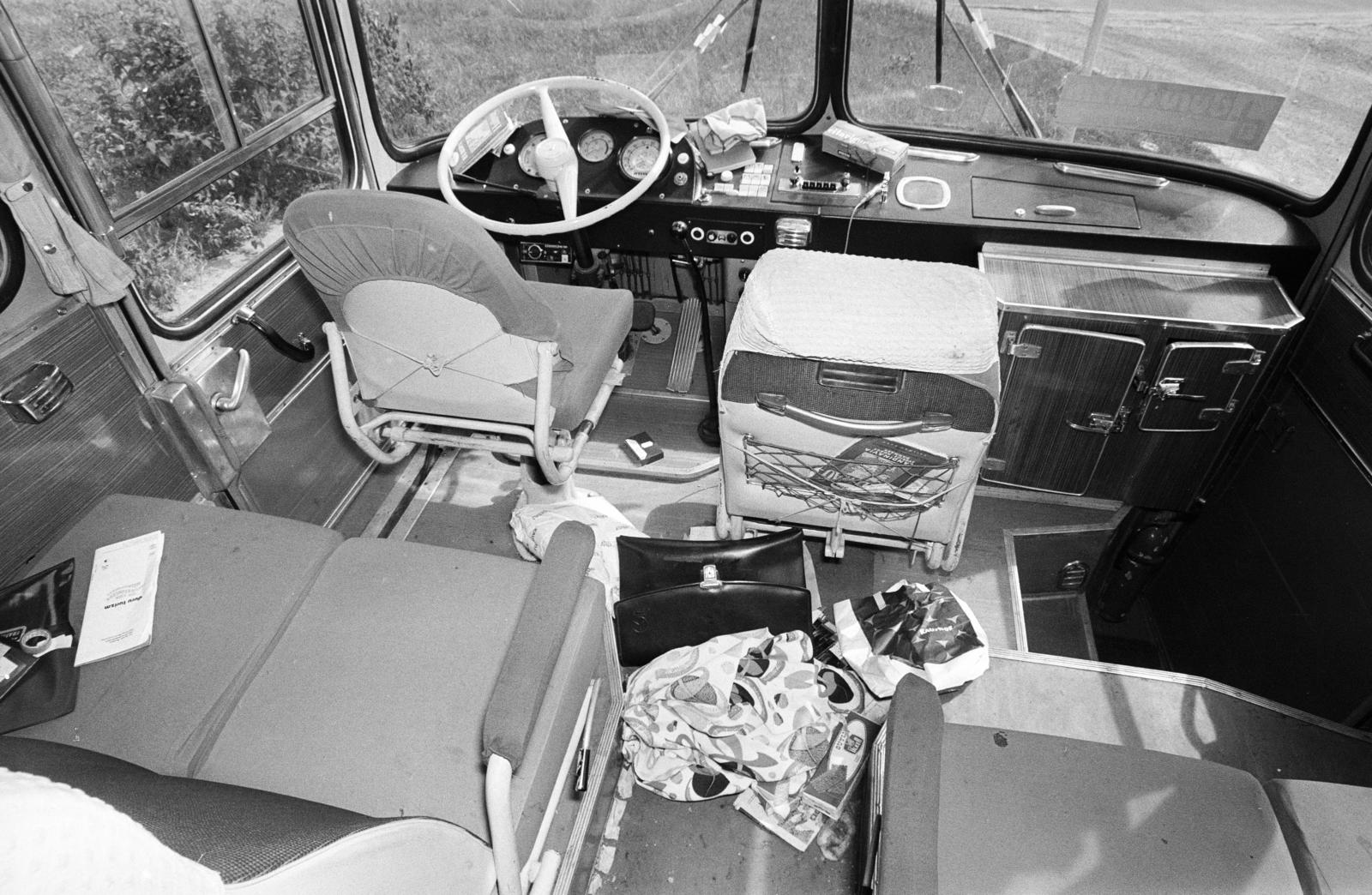 A kép forrását kérjük így adja meg: Fortepan / Budapest Főváros Levéltára. Levéltári jelzet: HU.BFL.XV.19.c.10, 1972, Budapest Főváros Levéltára / BRFK helyszínelési fényképei, BRFK Hivatala Bűnügyi Technikai Osztály, dashboard, vehicle interior, bus, Mercedes-brand, Fortepan #283064
