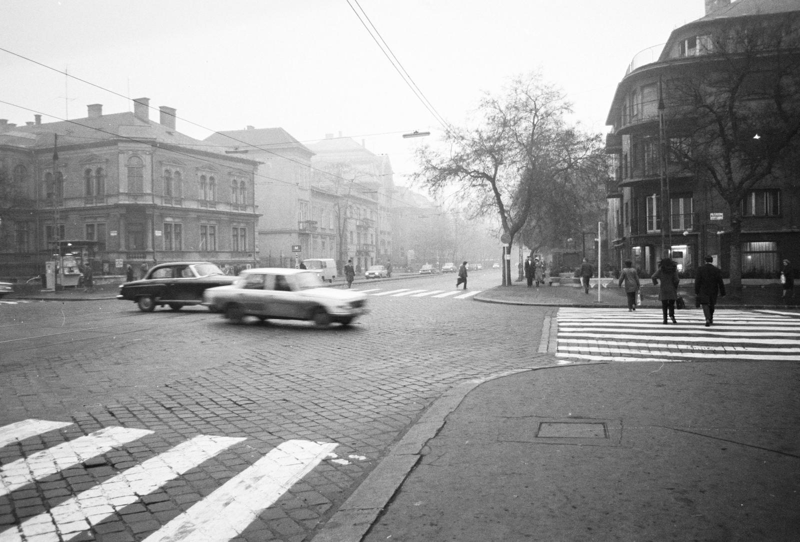 Hungary, Budapest XIV., Thököly út és a Stefánia (Népstatdion) út kereszteződés. A kép forrását kérjük így adja meg: Fortepan / Budapest Főváros Levéltára. Levéltári jelzet: HU.BFL.XV.19.c.10, 1972, Budapest Főváros Levéltára / BRFK helyszínelési fényképei, BRFK Hivatala Bűnügyi Technikai Osztály, crosswalk, Budapest, Fortepan #283066