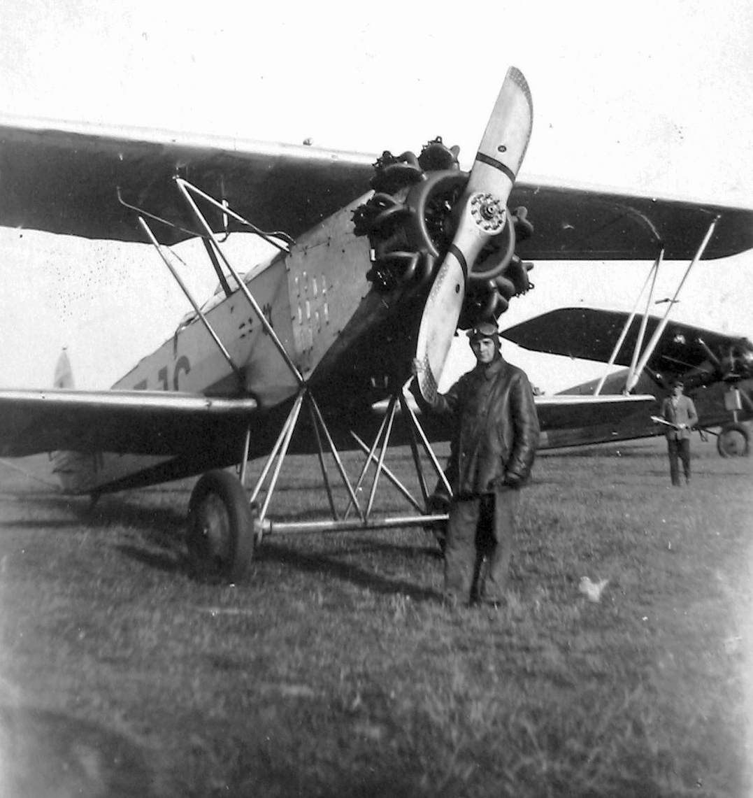 Fokker C.V.D típusú felderítő repülőgép (Weiss Manfréd gyártmány). Háttérben egy Caproni Ca-101 bombázó/szállító repülőgép., 1930, Gál Tamás, transport, Hungarian brand, airplane, Italian brand, Royal Hungarian Air Force, airport, Weiss Manfréd-brand, license, Caproni-brand, biplane, Fortepan #28308