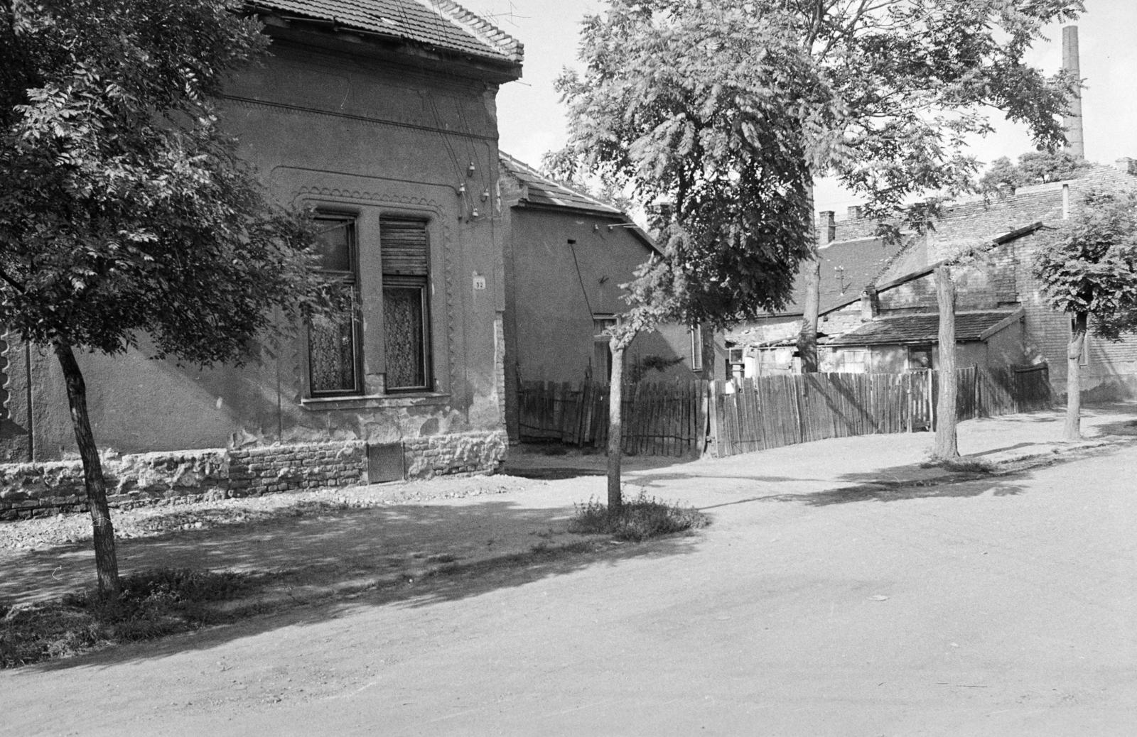 Hungary, Budapest XXI., Vasas utca a 32-es számú ház és mellette a Védgát utca felé vezető szolgalmi út. A kép forrását kérjük így adja meg: Fortepan / Budapest Főváros Levéltára. Levéltári jelzet: HU.BFL.XV.19.c.10, 1972, Budapest Főváros Levéltára / BRFK helyszínelési fényképei, BRFK Hivatala Bűnügyi Technikai Osztály, Budapest, Fortepan #283081